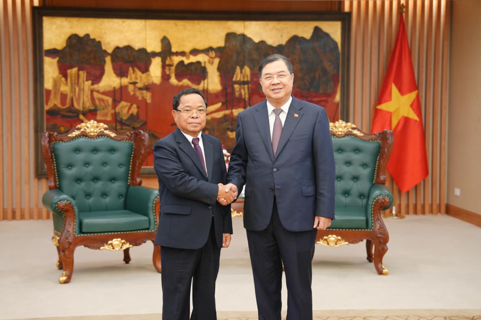 Đồng chí Phạm Gia Túc, Ủy viên Bộ Chính trị, Phó Thủ tướng Thường trực Chính phủ tiếp đồng chí Khăm-phăn Phôm-ma-thắt, Ủy viên Bộ Chính trị, Phó Thủ tướng, Bộ trưởng Bộ Tư pháp Lào. Ảnh: P.Mai