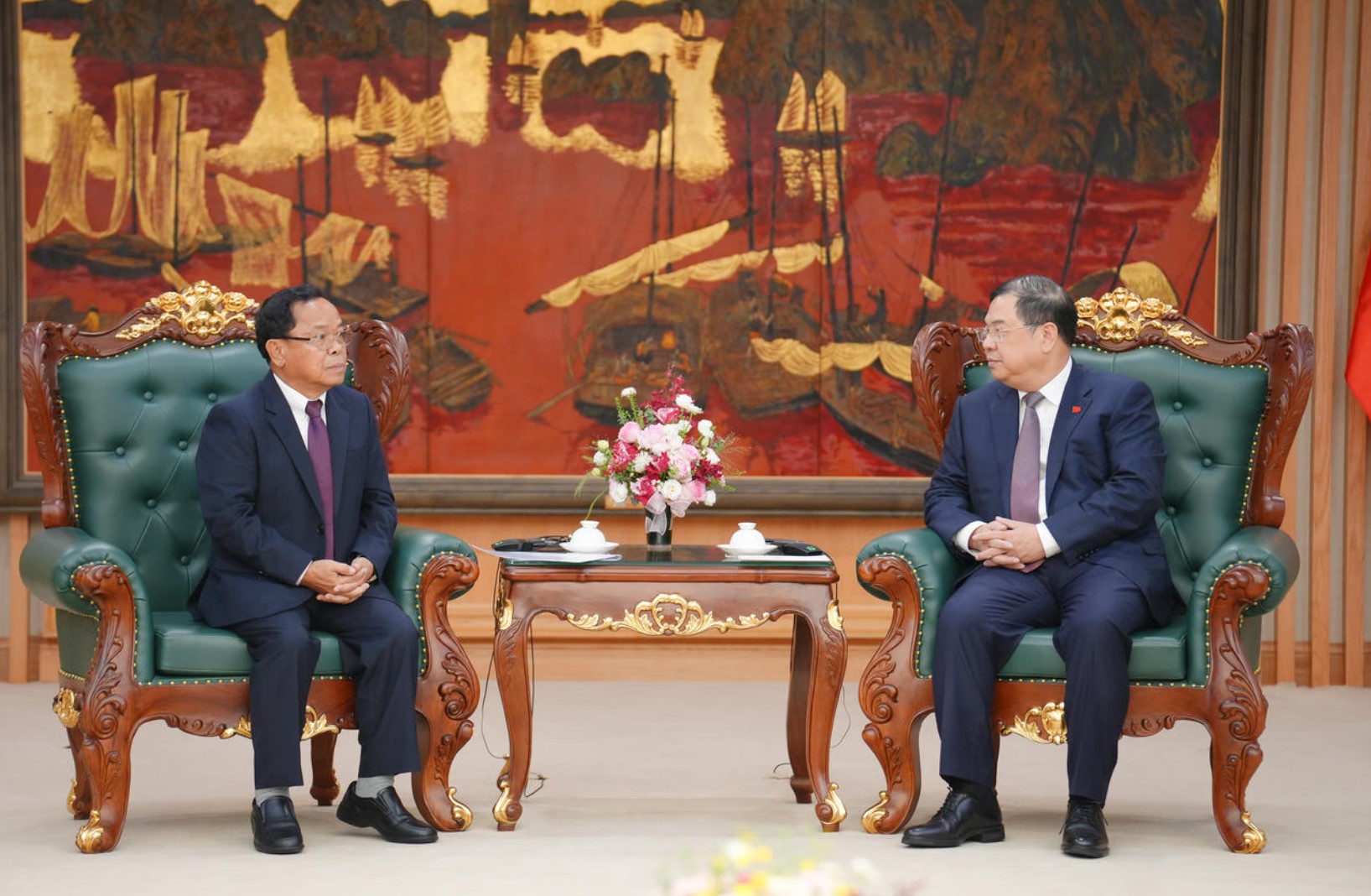Phó Thủ tướng Thường trực Chính phủ Phạm Gia Túc đề nghị hai Bộ Tư pháp tăng cường phối hợp triển khai có hiệu quả các Thỏa thuận cấp cao giữa hai Đảng. Ảnh: P.Mai