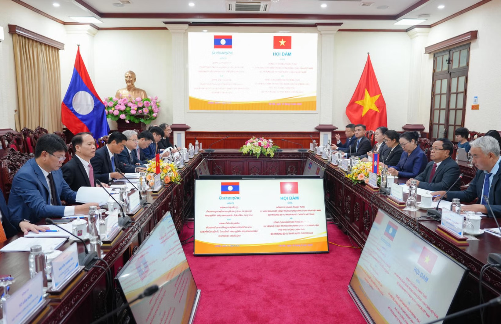 Bộ trưởng Hoàng Thanh Tùng hội đàm với đồng chí Ủy viên Bộ Chính trị, Phó Thủ tướng Chính phủ, Bộ trưởng Bộ Tư pháp Lào Khăm-phăn Phôm-ma-thắt. Ảnh: BPL
