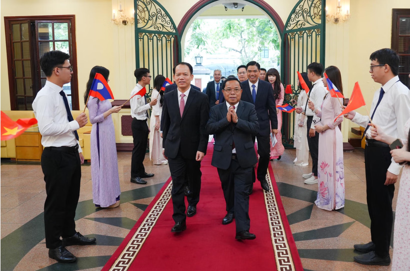 Ủy viên Bộ Chính trị, Phó Thủ tướng Chính phủ, Bộ trưởng Bộ Tư pháp Lào Khăm-phăn Phôm-ma-thắt (phải) cùng Đoàn công tác Bộ Tư pháp Lào thăm và làm việc tại Bộ Tư pháp Việt Nam. Ảnh: BPL