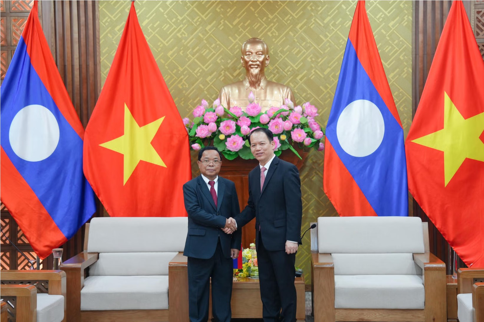 Bộ trưởng Hoàng Thanh Tùng tiếp đồng chí Khăm-phăn Phôm-ma-thắt. Ảnh: BPL