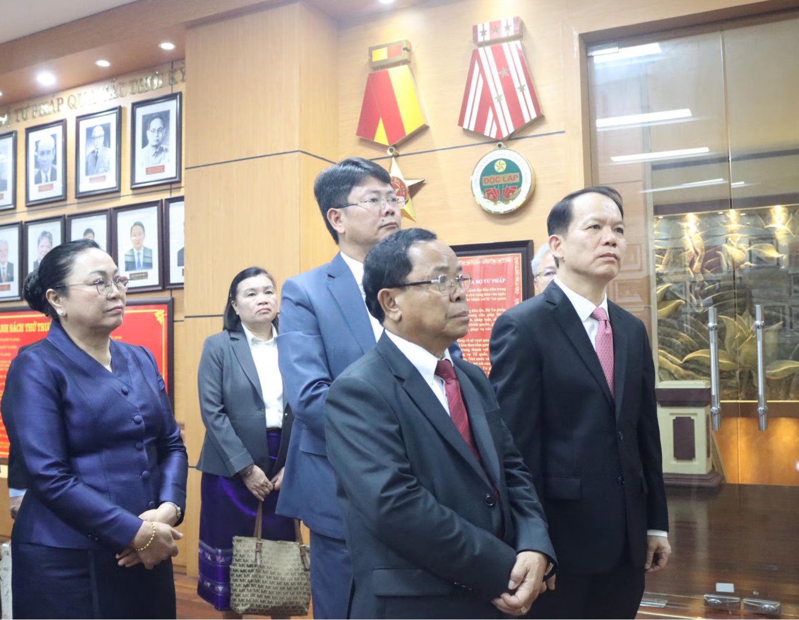 Phó Thủ tướng, Bộ trưởng Bộ Tư pháp Lào tham quan Phòng Truyền thống Bộ Tư pháp. Ảnh: BPL