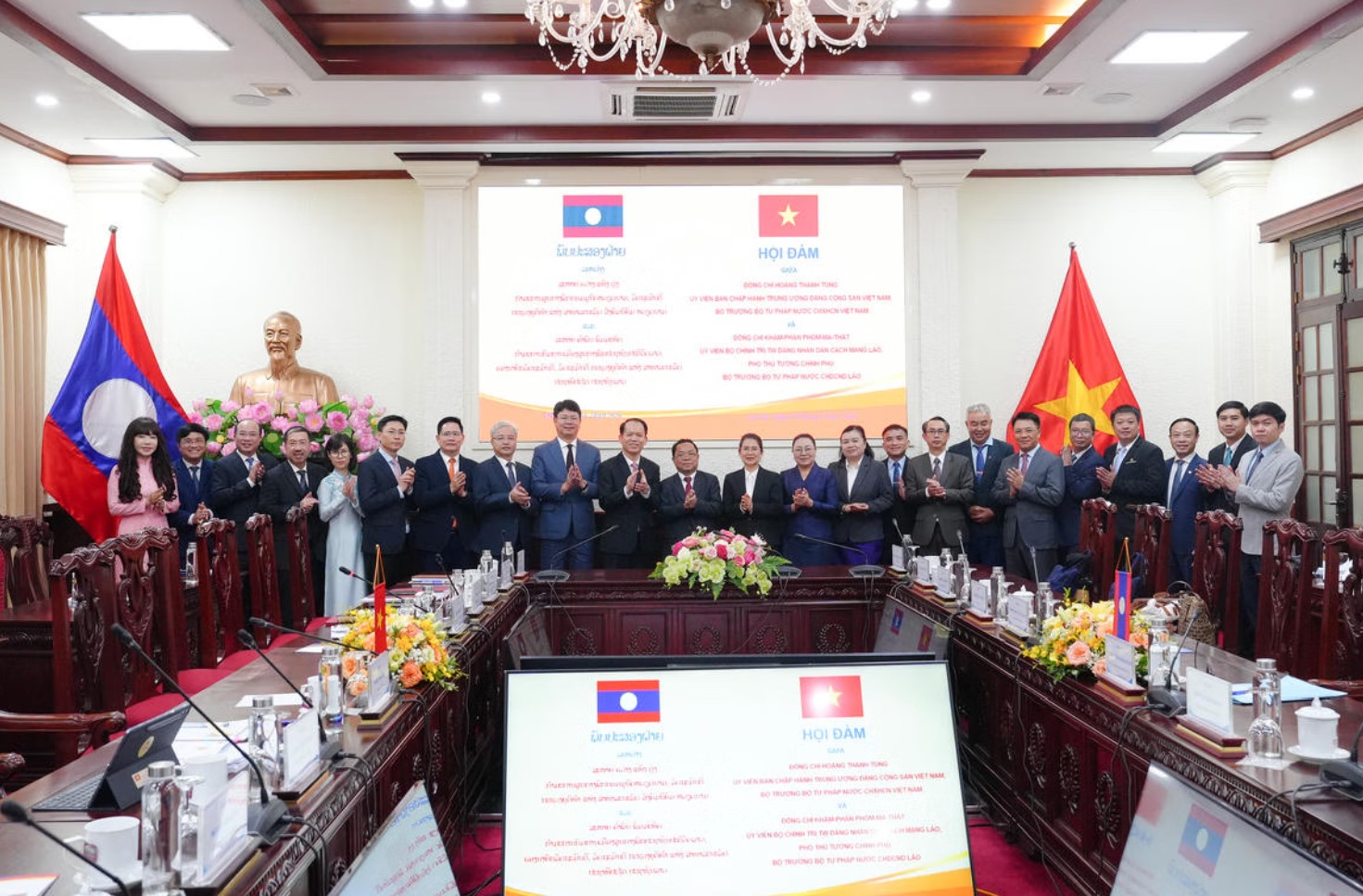 Phó Thủ tướng, Bộ trưởng Bộ Tư pháp Lào và Bộ trưởng Bộ Tư pháp Việt Nam chụp ảnh lưu niệm cùng các đại biểu. Ảnh: BPL