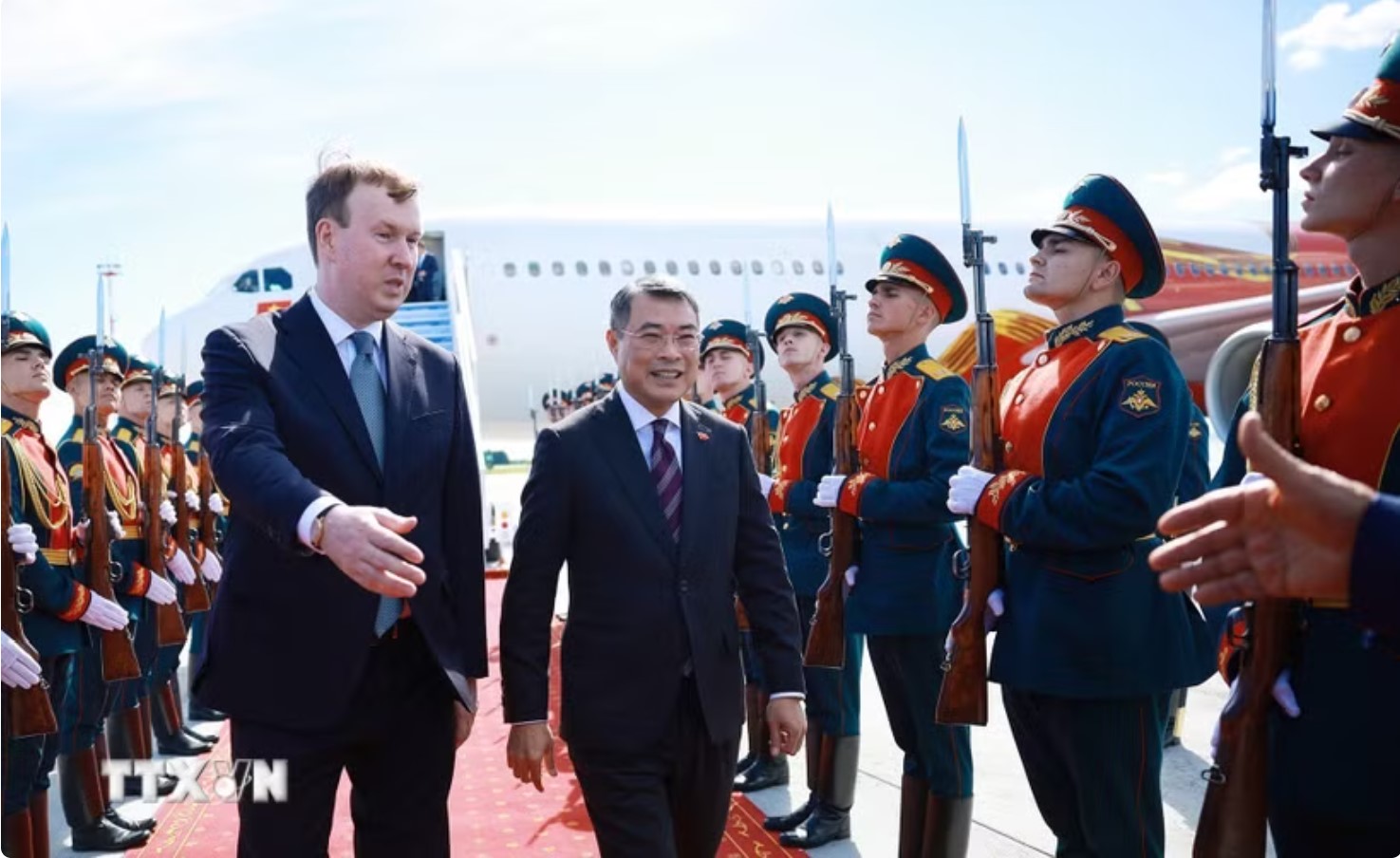 Thủ tướng Lê Minh Hưng đến thành phố Kazan bắt đầu chuyến tham dự Hội nghị Cấp cao Kỷ niệm 35 năm quan hệ ASEAN-Nga và hoạt động song phương tại Kazan, Cộng hòa Tatarstan (Liên bang Nga). (Ảnh: Dương Giang/TTXVN)