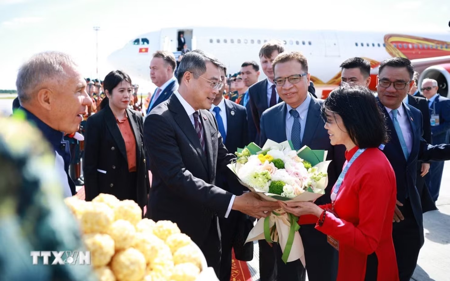 Lễ đón Thủ tướng Lê Minh Hưng đến thành phố Kazan, Cộng hòa Tatarsta, Liên bang Nga bắt đầu chuyến tham dự Hội nghị Cấp cao Kỷ niệm 35 năm quan hệ ASEAN-Nga. (Ảnh: Dương Giang/TTXVN)