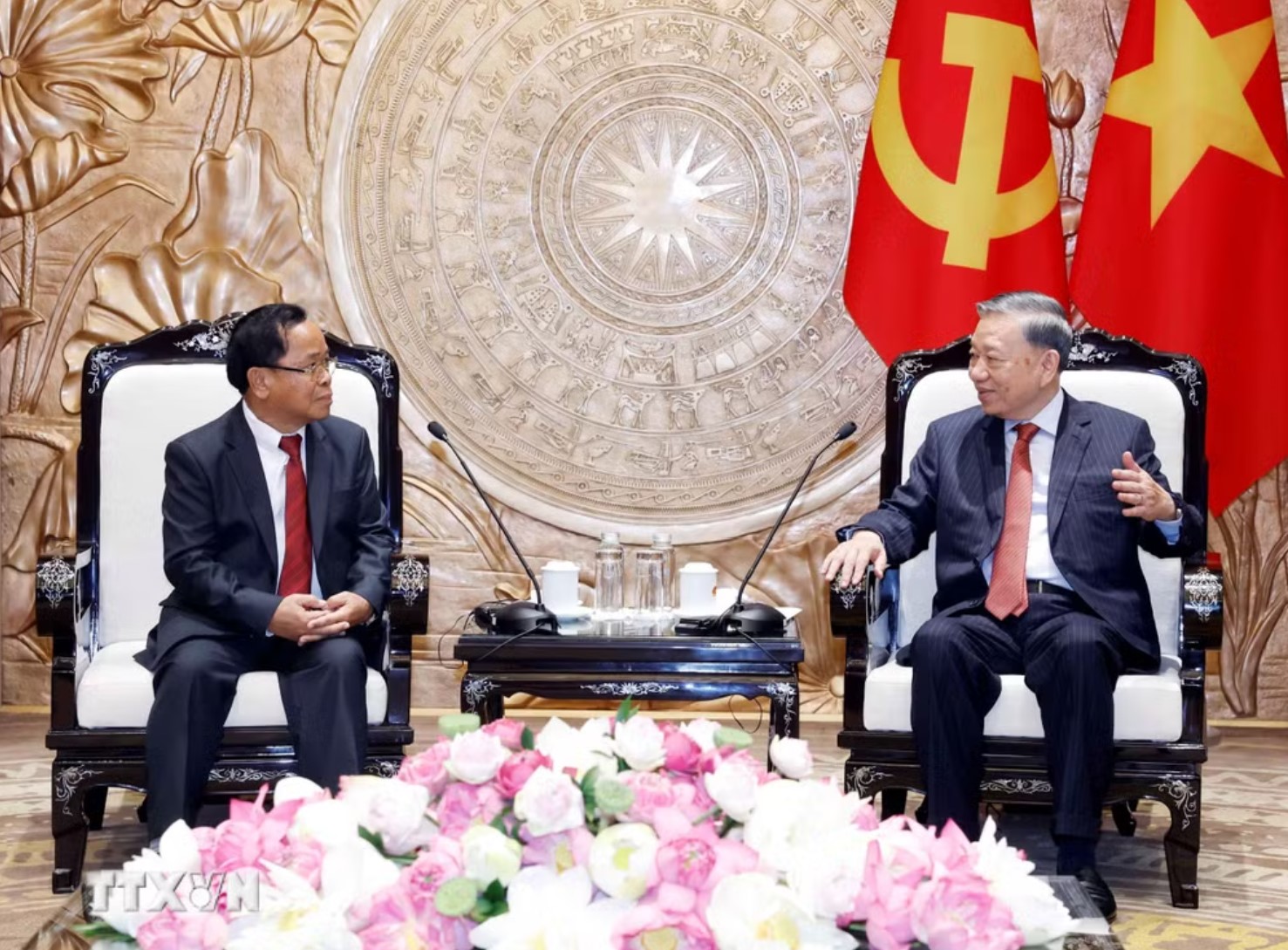 Tổng Bí thư, Chủ tịch nước Tô Lâm tiếp Ủy viên Bộ Chính trị, Phó Thủ tướng, Bộ trưởng Bộ Tư pháp Lào Khamphan Phommathat. (Ảnh: Thống Nhất/TTXVN)