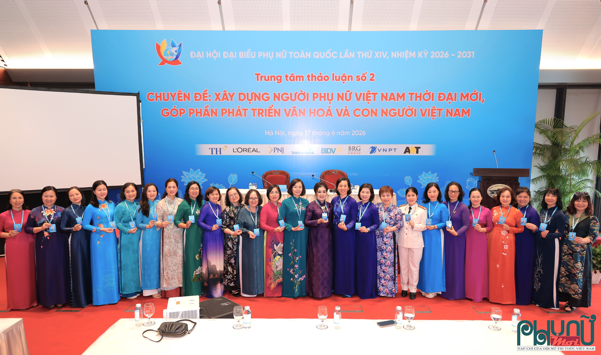 Các đại biểu chụp ảnh lưu niệm
