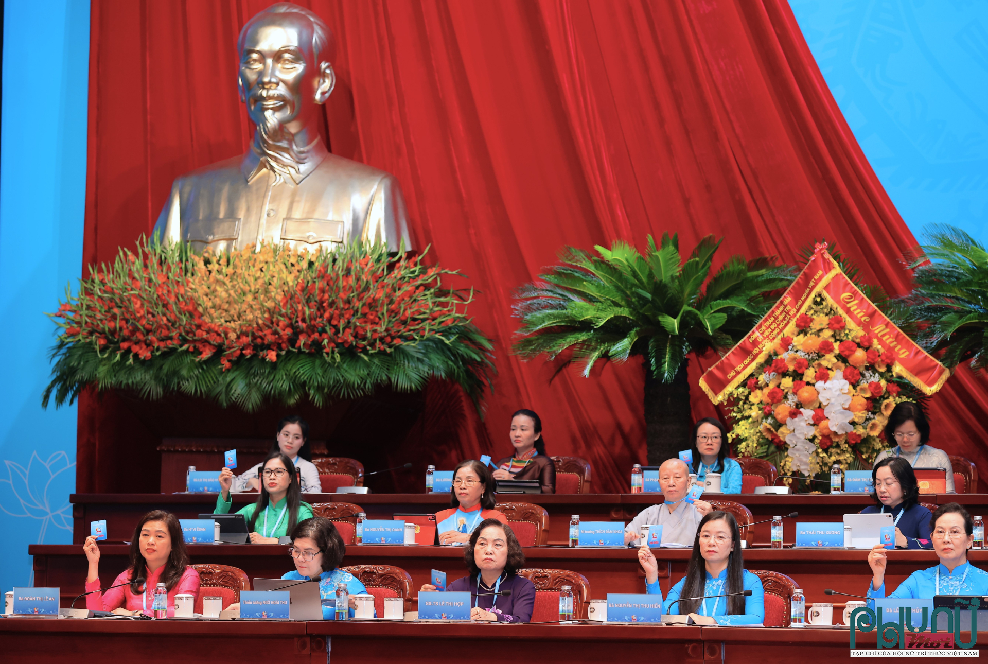 Các đại biểu nghiên cứu Đề án nhân sự