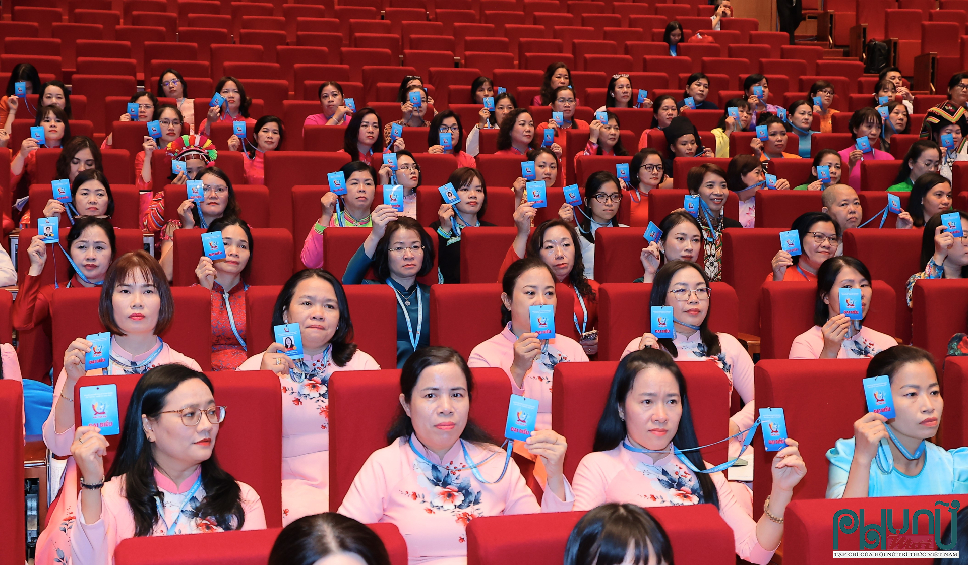 Các đại biểu nhất trí bầu Ủy viên Ban Chấp hành Trung ương Hội LHPN Việt Nam khóa XIV