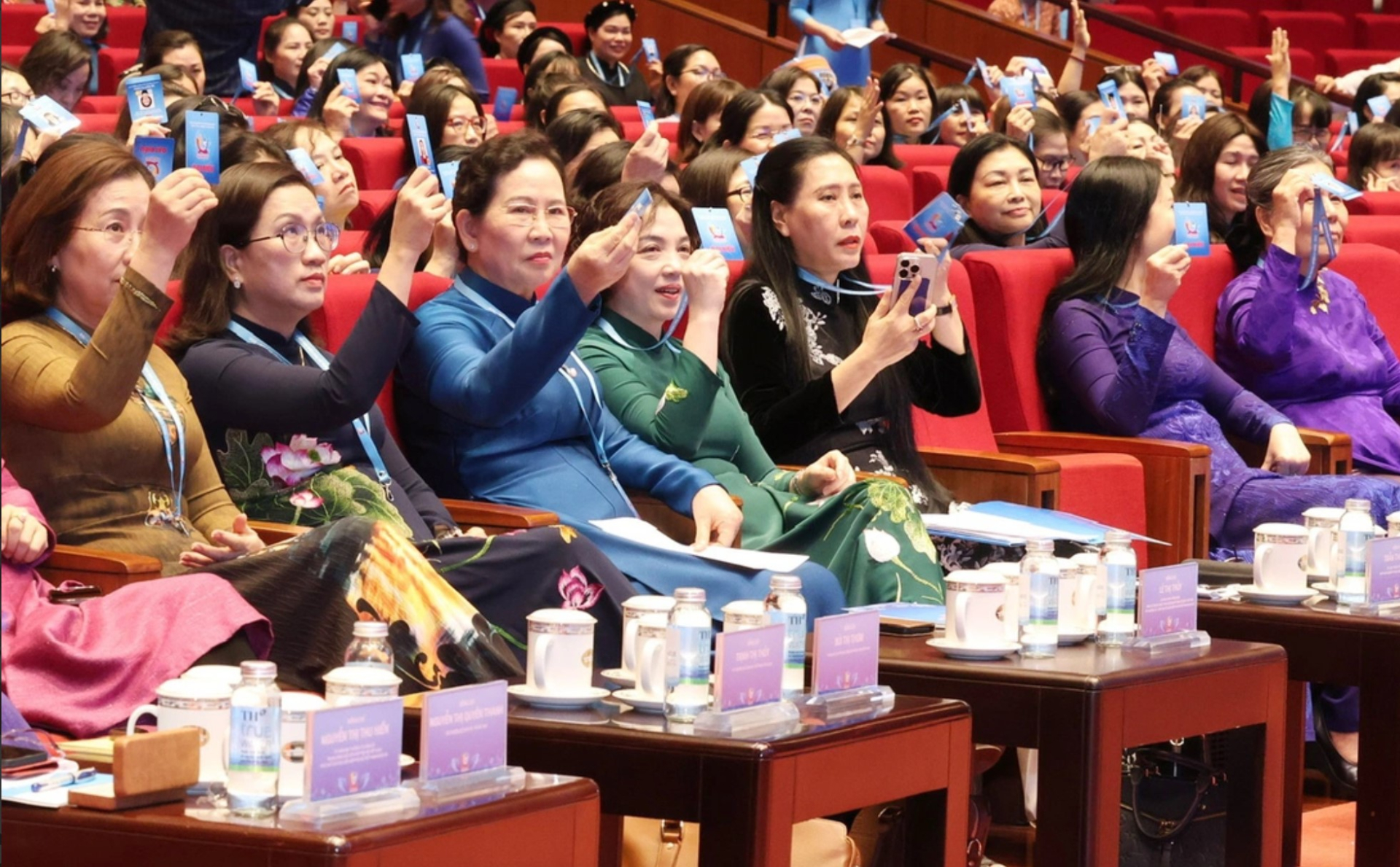 Các đại biểu bầu Đoàn Chủ tịch, Đoàn Thư ký Đại hội và Ban Thẩm tra tư cách đại biểu