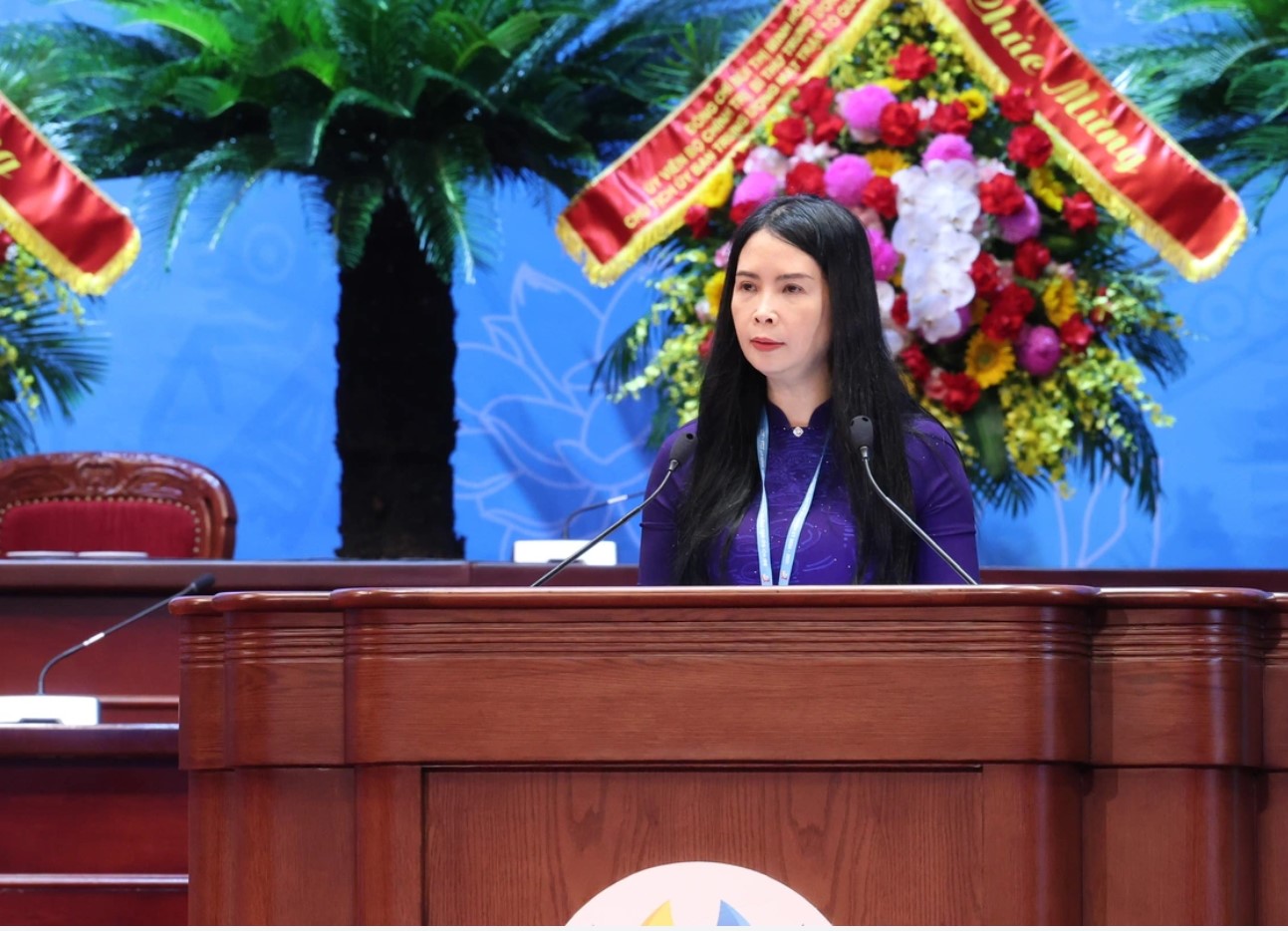Bà Trần Lan Phương, Phó Chủ tịch Thường trực Hội LHPN Việt Nam, trình bày Báo cáo kiểm điểm của Ban Chấp hành TƯ Hội LHPN Việt Nam khóa XIII
