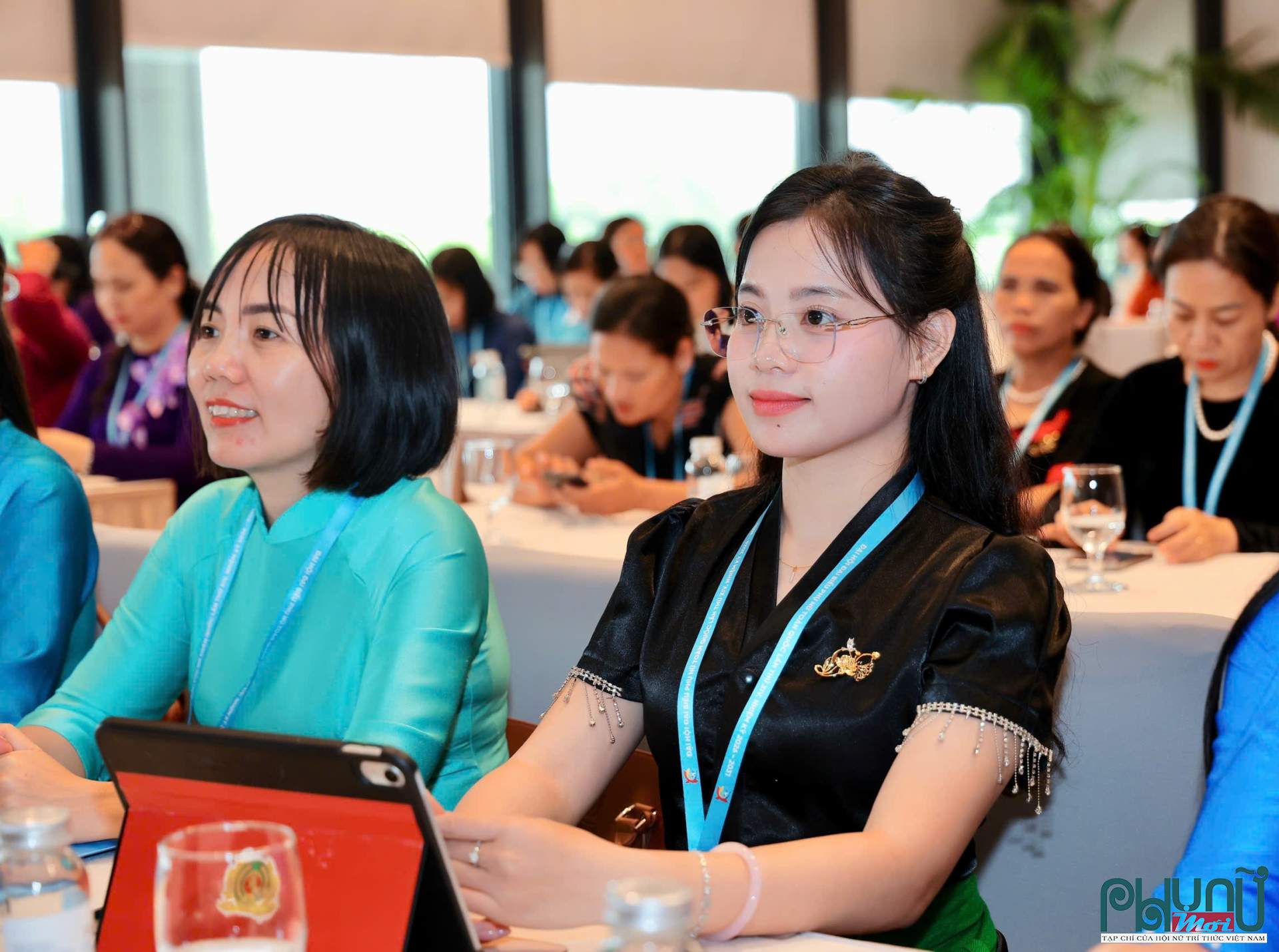 Đại biểu Lo Thị Bảo Vy, 24 tuổi, đại biểu Quốc hội khóa XVI, thuộc đoàn đại biểu tỉnh Nghệ An ( áo đen, hàng đầu)