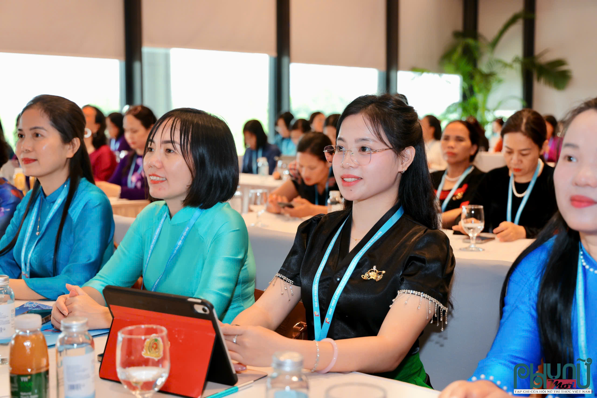 Là đại biểu trẻ tuổi nhất tham dự Đại hội đại biểu Phụ nữ toàn quốc lần thứ XIV, chị Lo Thị Bảo Vy (trang phục màu đen), giáo viên Trường Tiểu học Quỳnh Lập A, phường Tân Mai, tỉnh Nghệ An, mang đến Đại hội tiếng nói và kỳ vọng của phụ nữ trẻ, đặc biệt là phụ nữ vùng đồng bào dân tộc thiểu số.