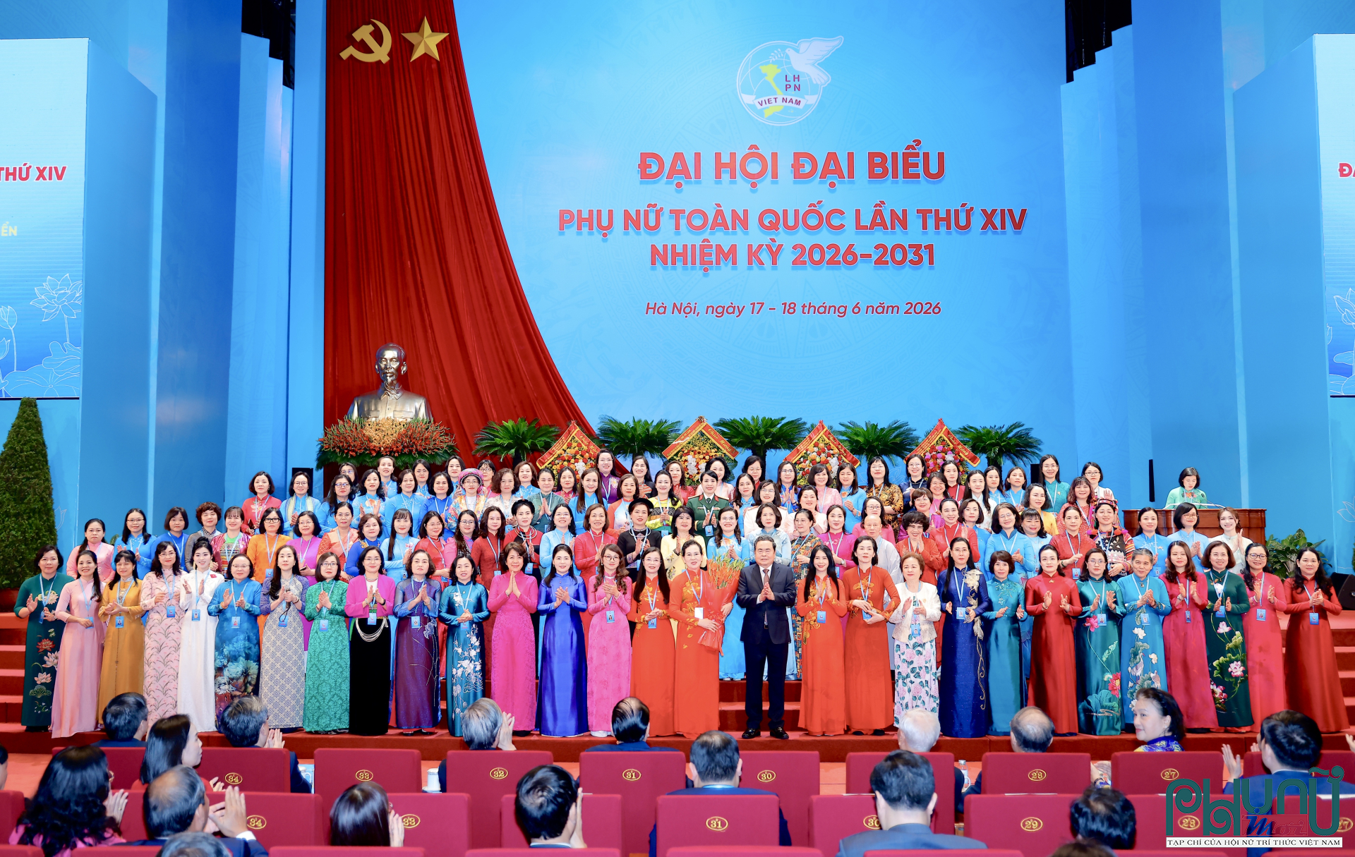 Ủy viên Bộ Chính trị, Chủ tịch Quốc hội Trần Thanh Mẫn thay mặt lãnh đạo Đảng, Nhà nước tặng hoa chúc mừng Ban Chấp hành Trung ương Hội LHPN Việt Nam khóa XIV, nhiệm kỳ 2026-2031