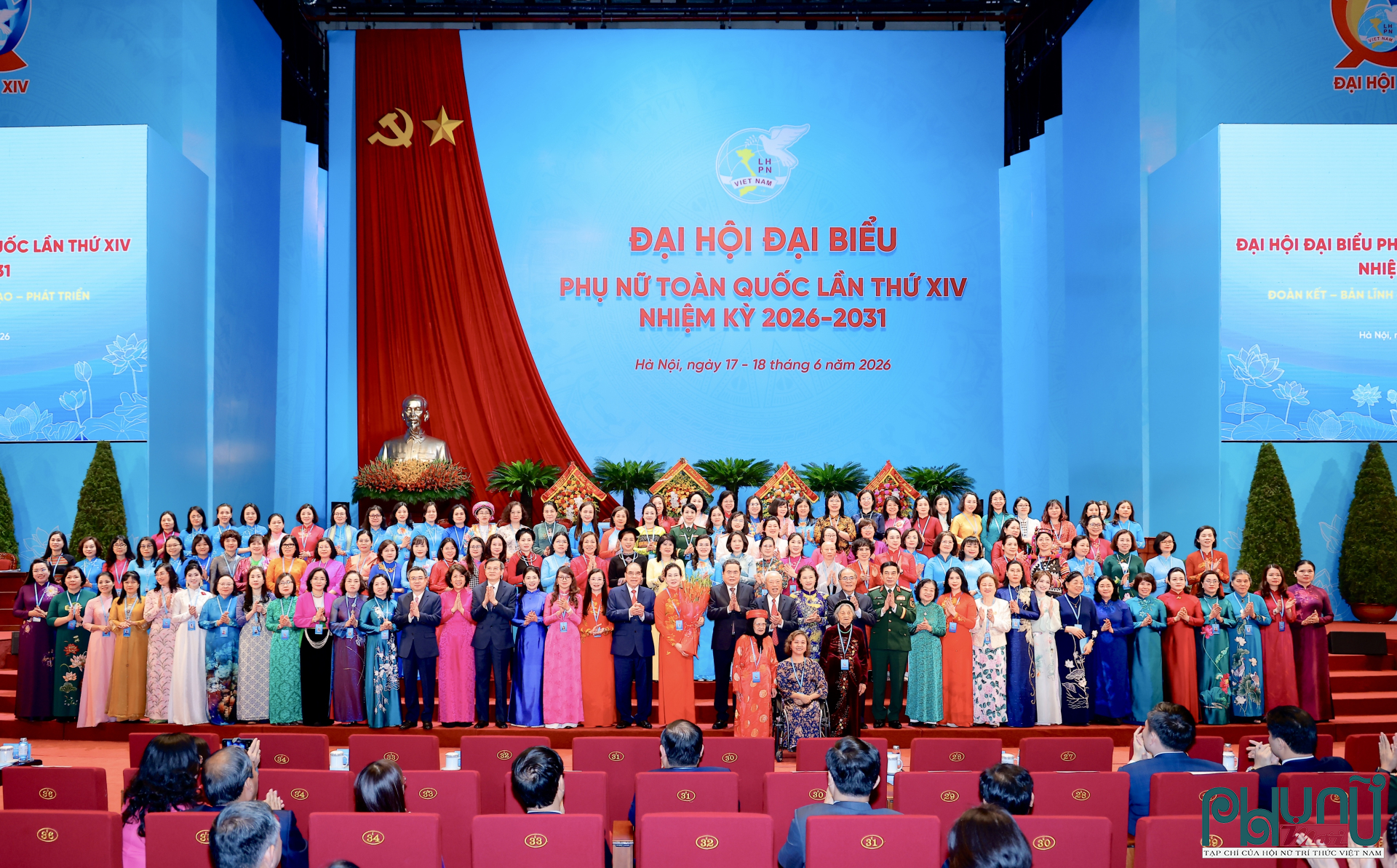 Các đại biểu chụp ảnh lưu niệm