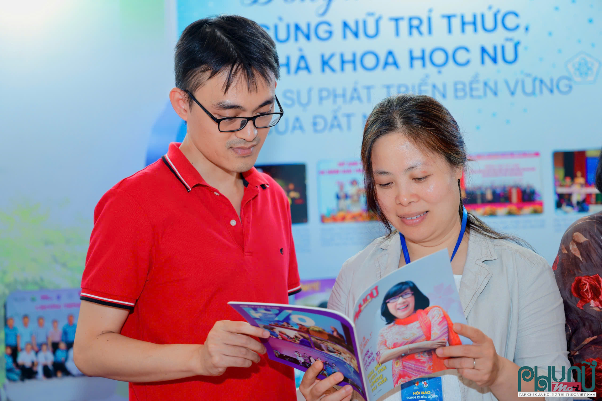 Gian trưng bày của Tạp chí Phụ nữ Mới thu hút đông đảo khách tham quan.