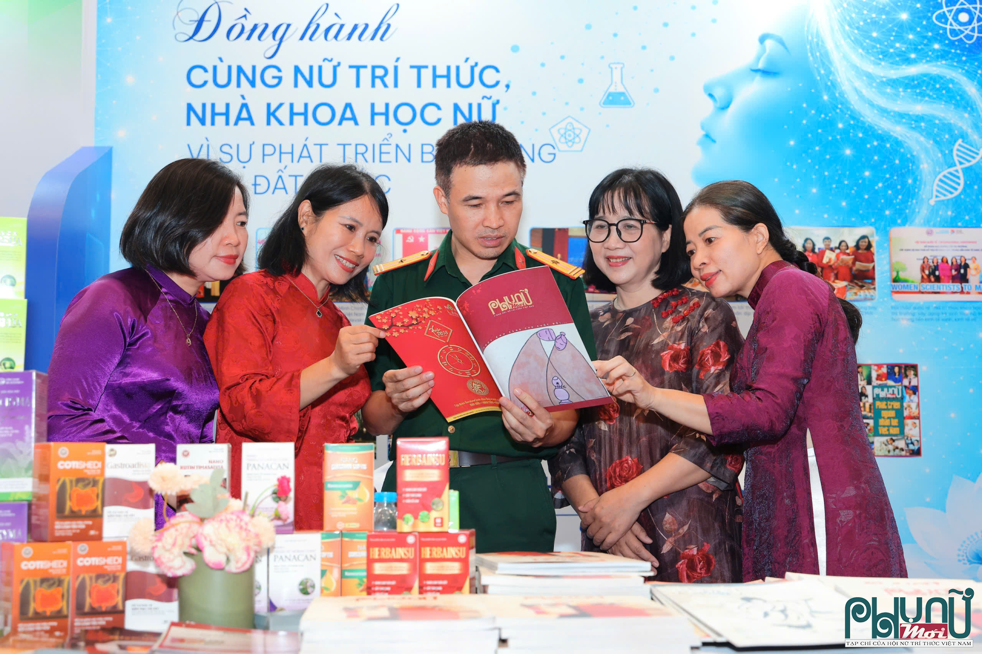 Gian trưng bày của Tạp chí Phụ nữ Mới thu hút nhiều độc giả và khách tham quan đến trải nghiệm, tìm hiểu.