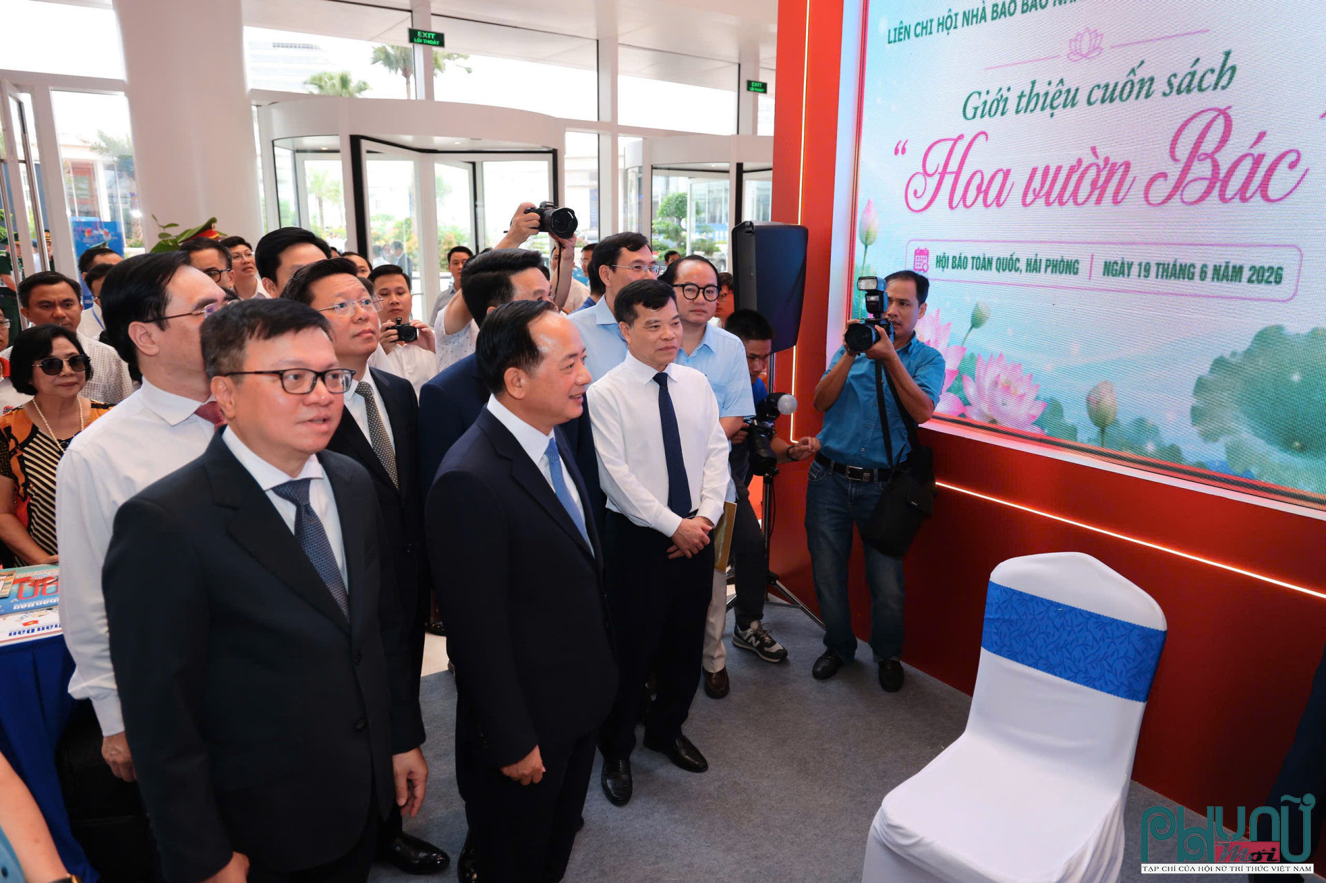 Các đại biểu tham quan, trải nghiệm các không gian trưng bày tại Hội Báo toàn quốc 2026