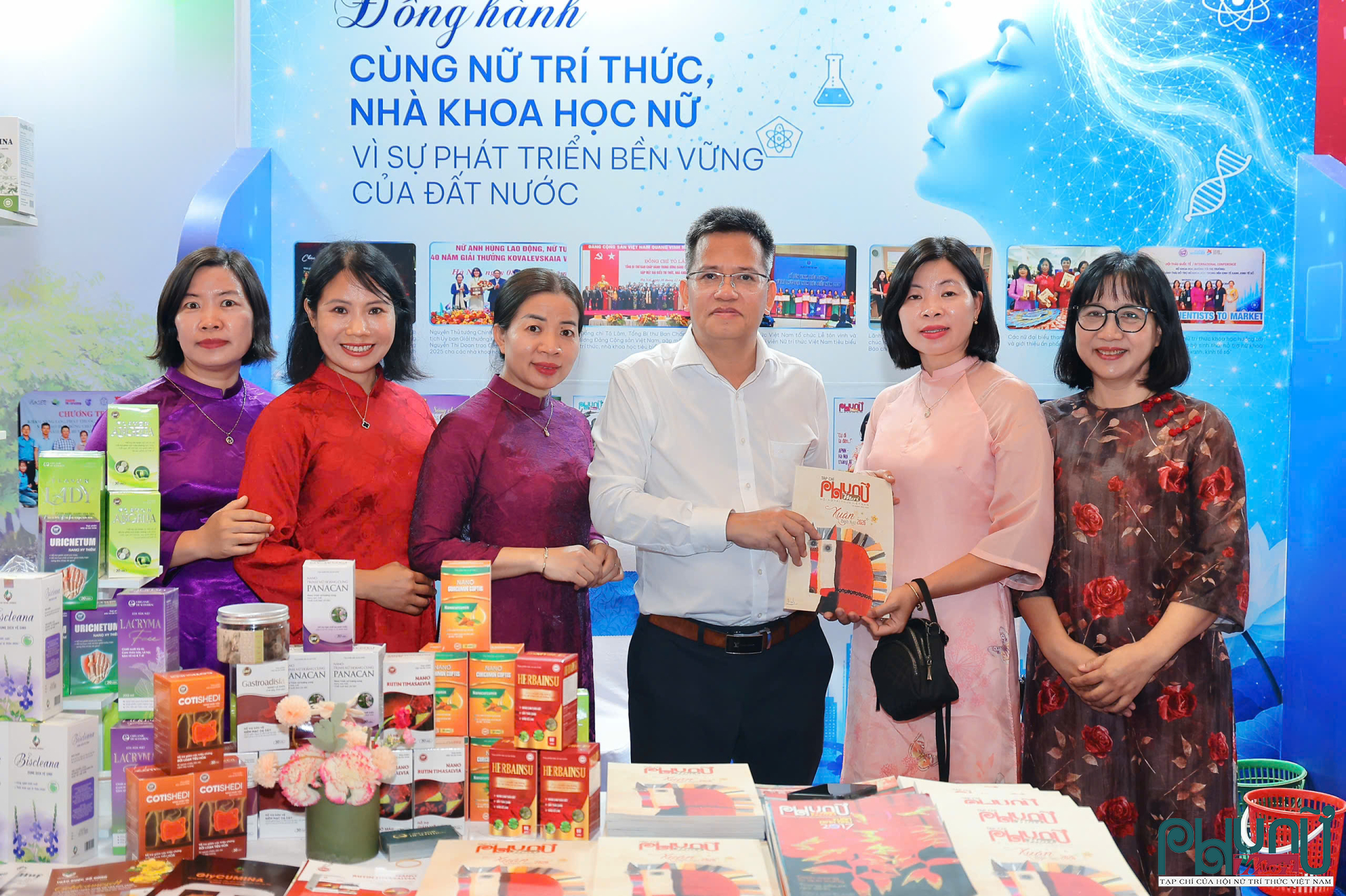 Với cách bài trí ấn tượng, gian trưng bày của Tạp chí Phụ nữ Mới thu hút sự quan tâm của đông đảo khách tham quan.