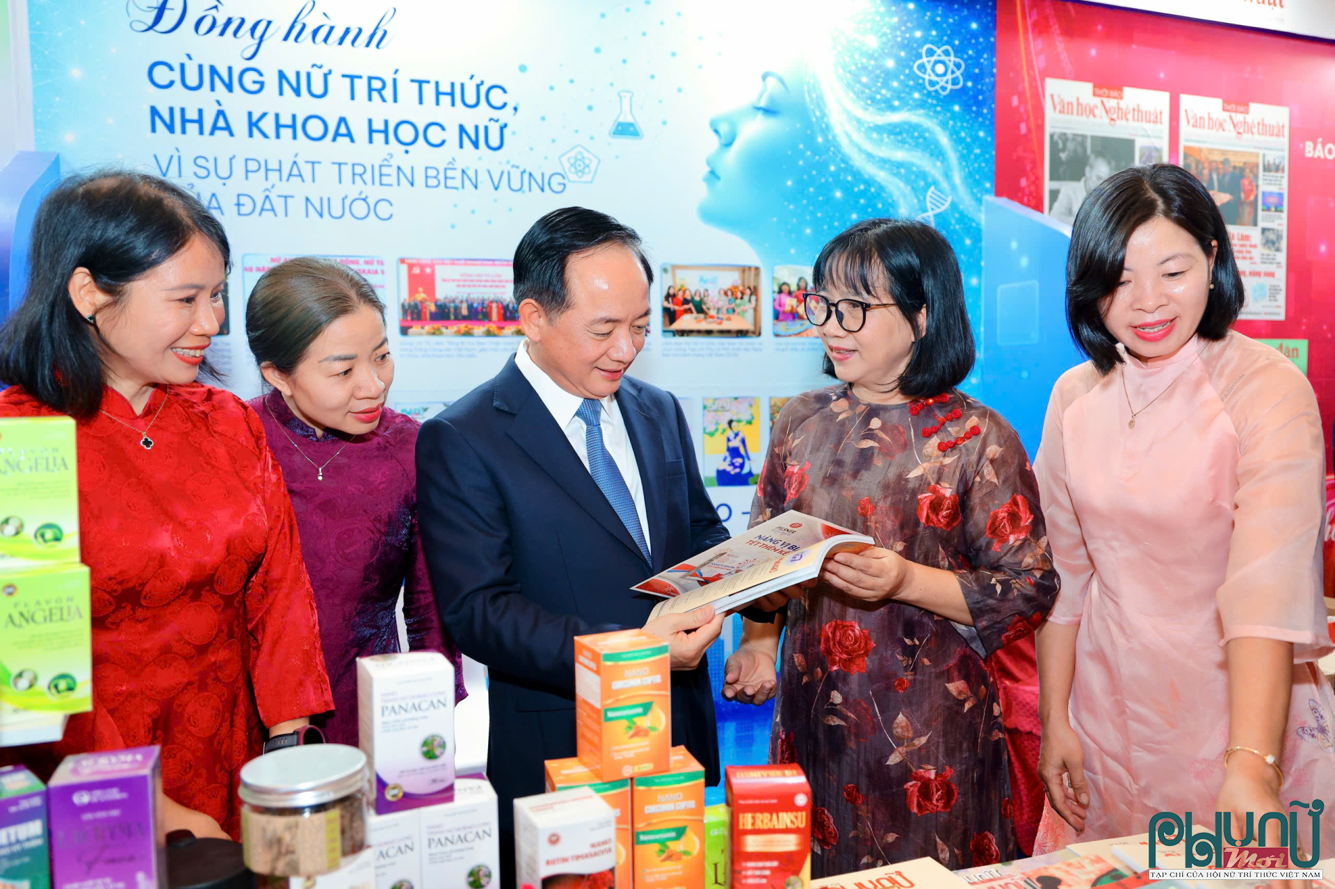 Ông Trịnh Văn Quyết, Ủy viên Bộ Chính trị, Bí thư Trung ương Đảng, Trưởng Ban Tuyên giáo và Dân vận Trung ương tham quan gian trưng bày của Tạp chí Phụ nữ Mới tại Hội Báo toàn quốc năm 2026.