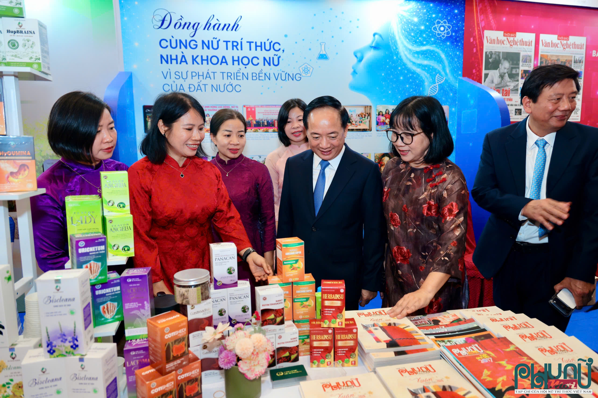 Ông Trịnh Văn Quyết, Ủy viên Bộ Chính trị, Bí thư Trung ương Đảng, Trưởng Ban Tuyên giáo và Dân vận Trung ương tham quan gian trưng bày của Tạp chí Phụ nữ Mới tại Hội Báo toàn quốc năm 2026.
