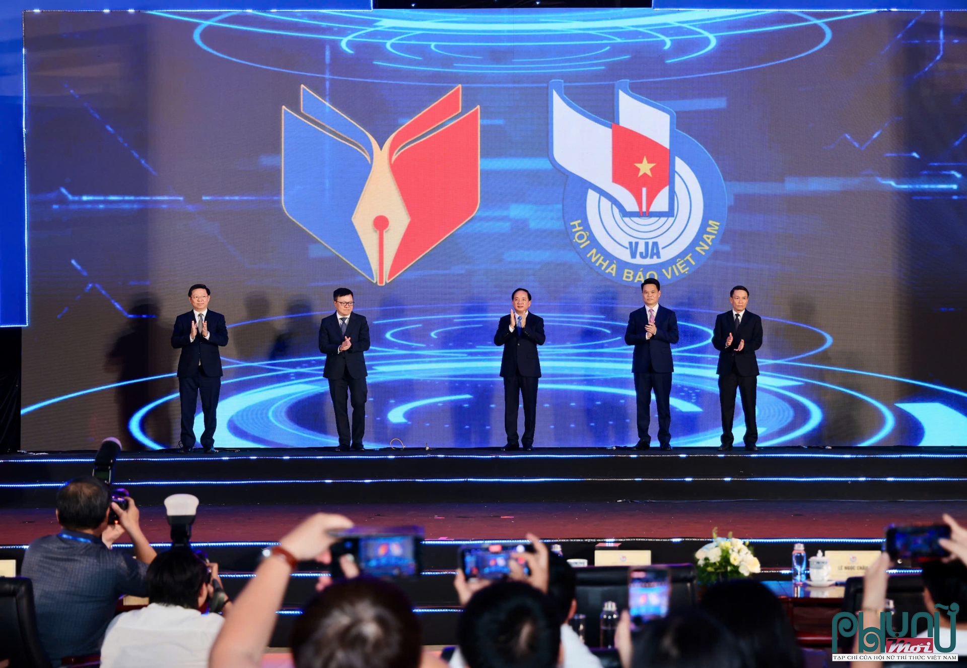 Các đại biểu bấm nút khai mạc Hội báo toàn quốc 2026.