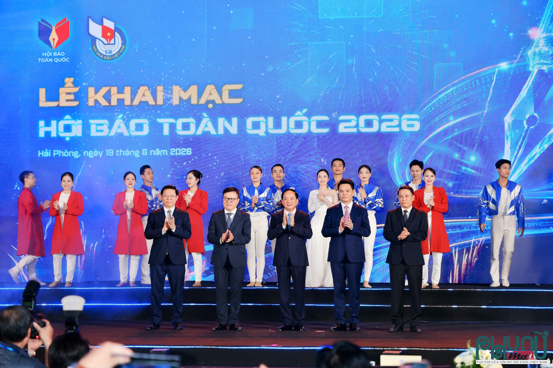 Các đại biểu chụp ảnh lưu niệm khai mạc Hội báo toàn quốc 2026.