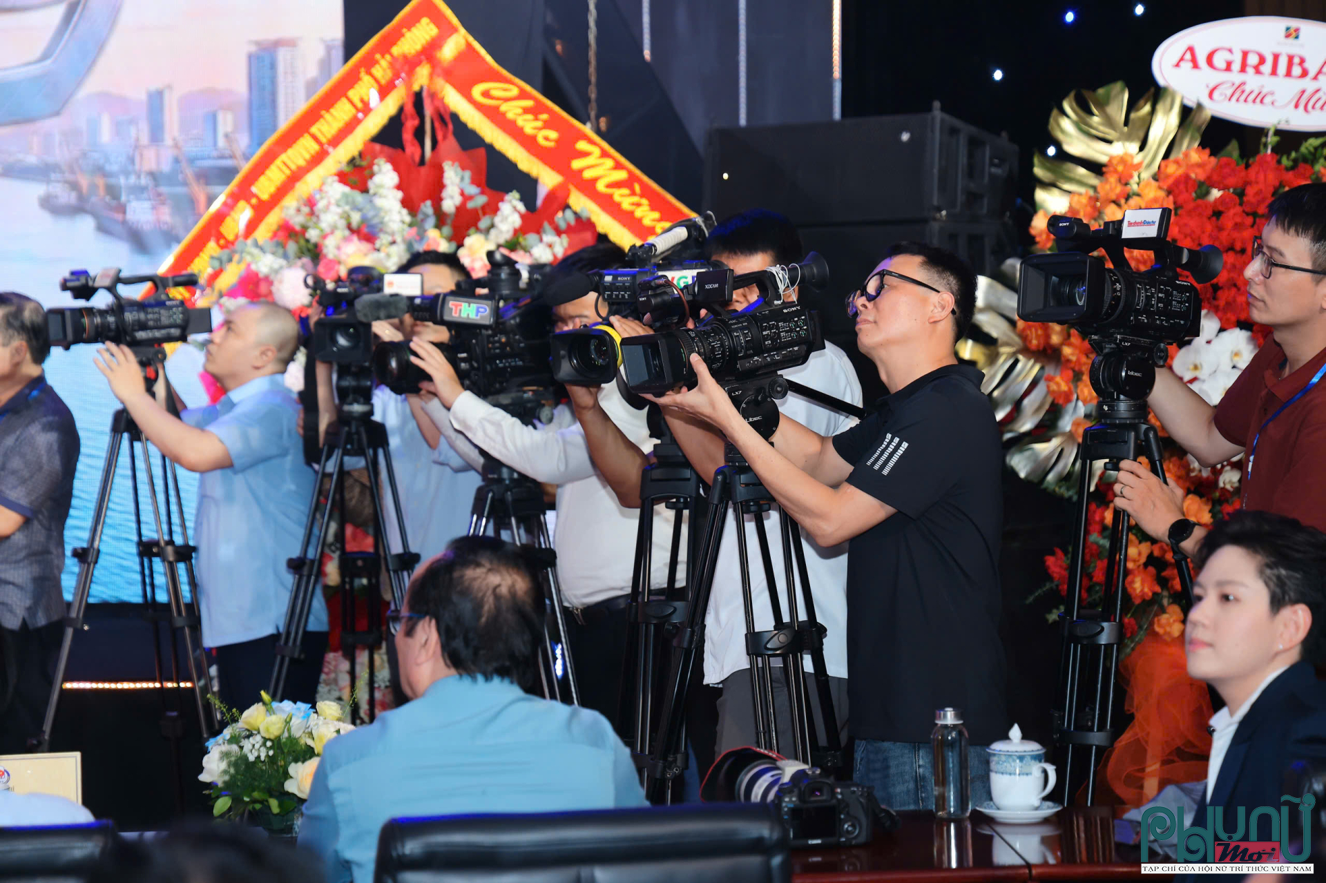 Các cơ quan truyền hình tác nghiệp, phản ánh không khí Hội Báo toàn quốc 2026.
