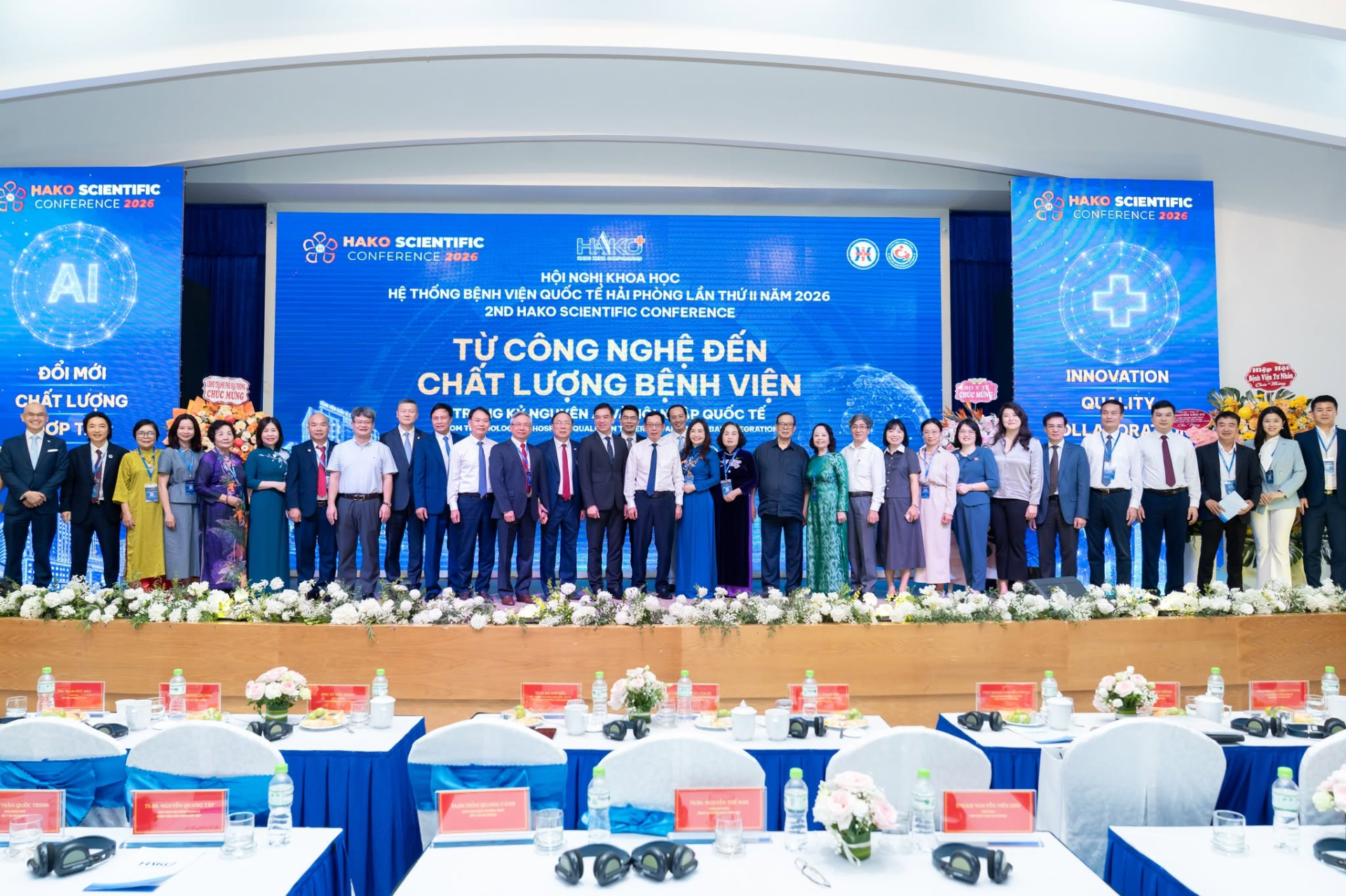 Các đại biểu chụp ảnh lưu niệm