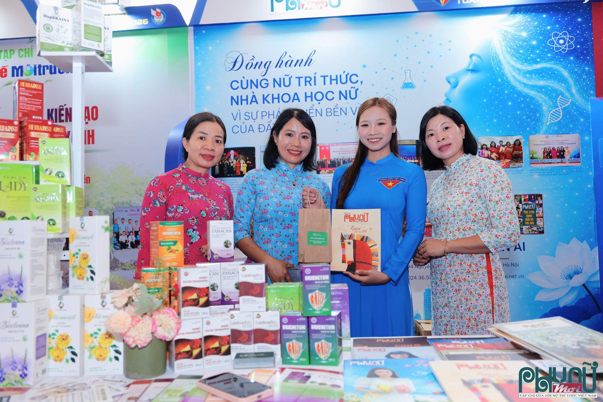 Nữ sinh viên hào hứng chụp ảnh lưu niệm cùng các nhà khoa học nữ sau khi tham gia hoạt động giao lưu, chia sẻ về nghiên cứu khoa học