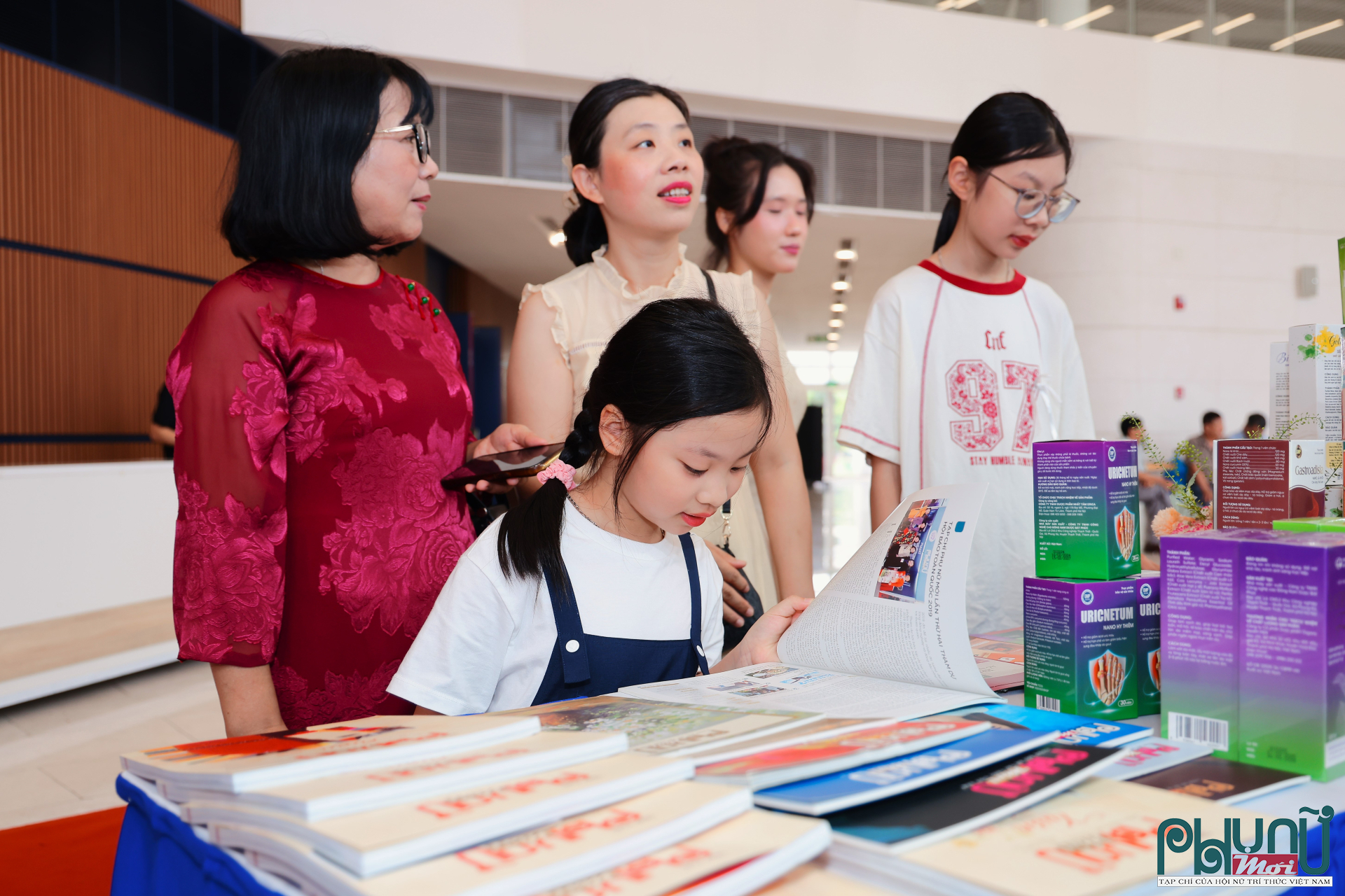 Không chỉ thu hút các nhà báo, độc giả và khách tham quan, gian trưng bày của Tạp chí Phụ nữ Mới còn trở thành điểm đến yêu thích của nhiều em nhỏ. Những câu chuyện khoa học được giới thiệu sinh động cùng các sản phẩm nghiên cứu trực quan đã khơi gợi sự tò mò, niềm yêu thích khám phá và tìm hiểu khoa học trong các em.