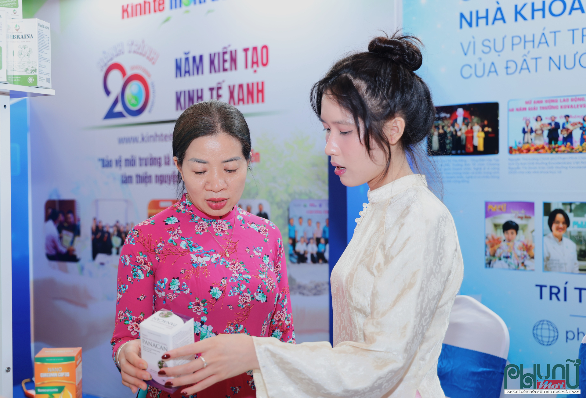 TS. Bà Thị Châm giới thiệu các sản phẩm nghiên cứu khoa học và chia sẻ về quá trình ứng dụng kết quả nghiên cứu vào thực tiễn với khách tham quan tại gian trưng bày