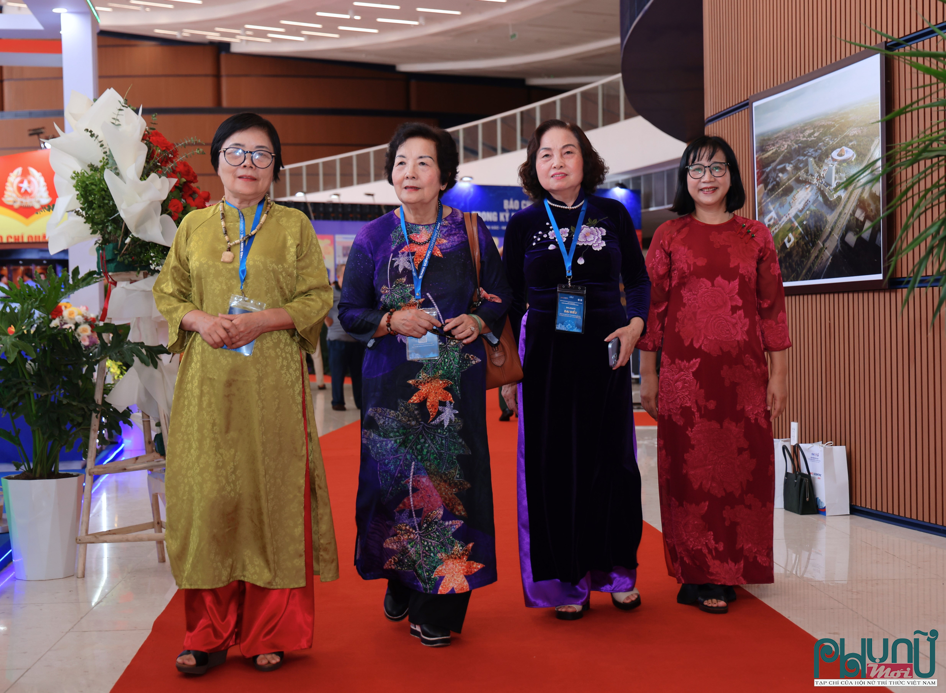 Lãnh đạo Hội Nữ trí thức Việt Nam đến thăm gian trưng bày của Tạp chí Phụ nữ Mới tại Hội Báo toàn quốc 2026