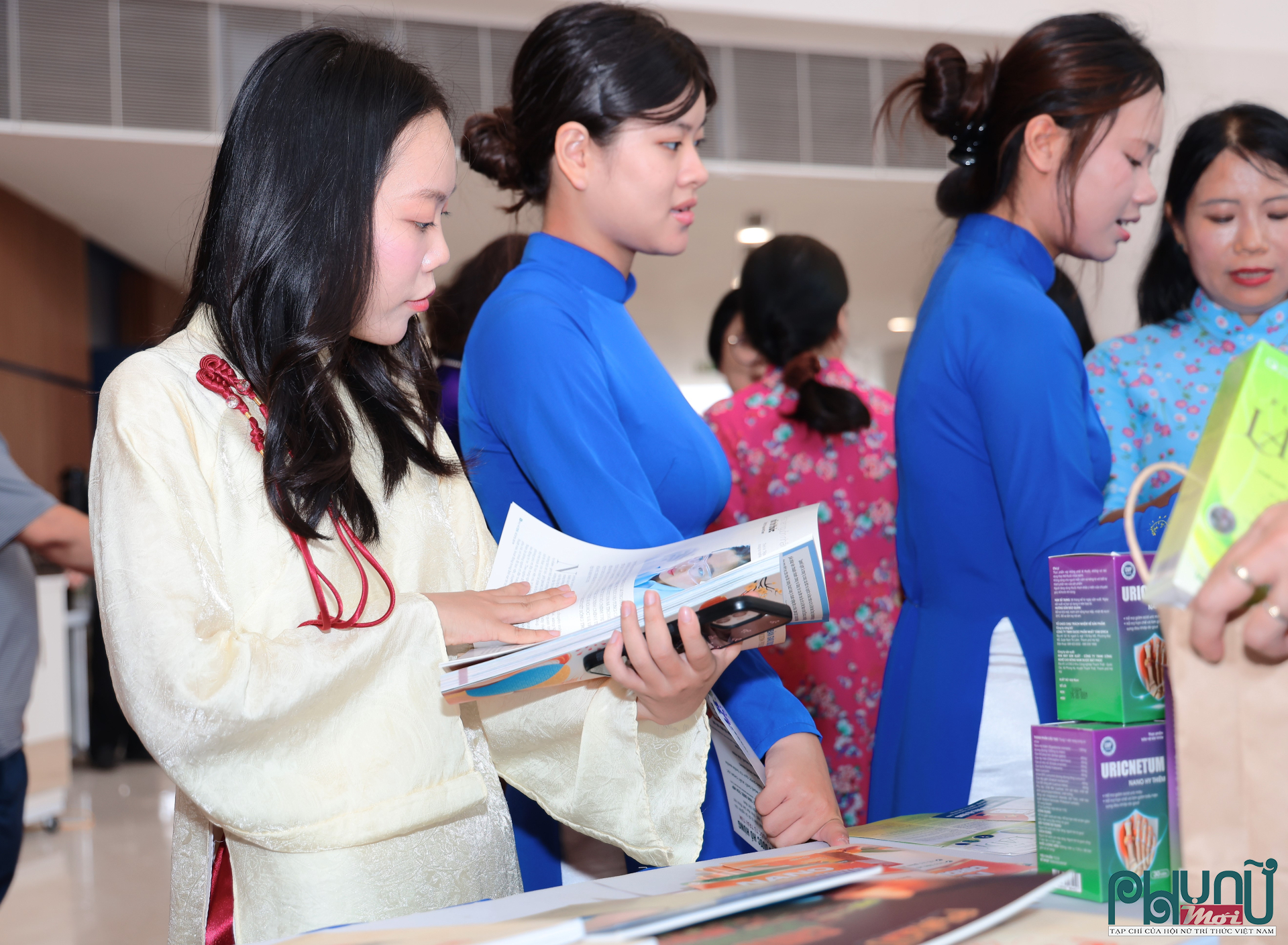 Với nhiều hoạt động trải nghiệm, giao lưu và giới thiệu các thành tựu nghiên cứu khoa học, gian trưng bày của Tạp chí Phụ nữ Mới đã thu hút đông đảo học sinh, sinh viên đến tham quan, tìm hiểu và khám phá những ứng dụng của khoa học trong đời sống.