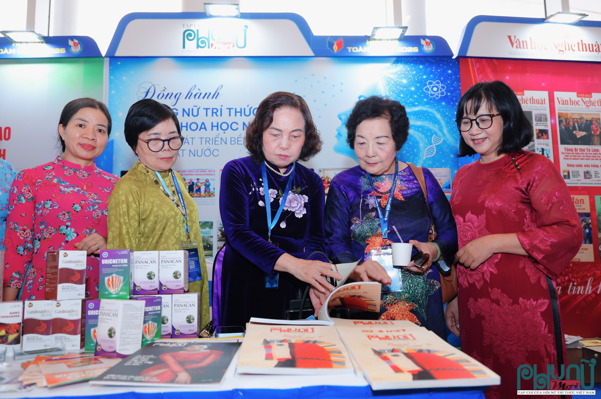 Lãnh đạo Hội ghi nhận và đánh giá cao cách làm sáng tạo của Tạp chí Phụ nữ Mới tại Hội Báo toàn quốc 2026 khi không chỉ giới thiệu các ấn phẩm báo chí mà còn tạo không gian để các nhà khoa học nữ trực tiếp tham gia trưng bày sản phẩm nghiên cứu, giới thiệu các kết quả khoa học đã được ứng dụng vào thực tiễn đời sống.