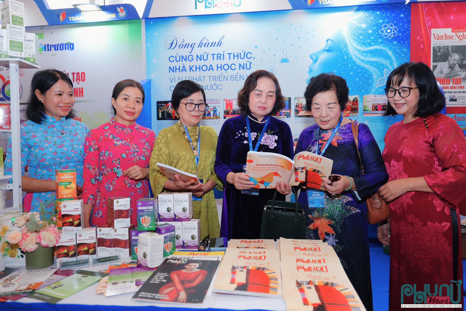 Lãnh đạo Hội Nữ trí thức Việt Nam tham quan gian trưng bày của Tạp chí Phụ nữ Mới