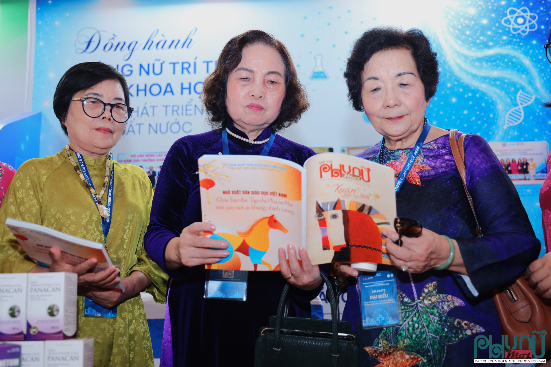 Lãnh đạo Hội Nữ trí thức Việt Nam thăm gian trưng bày của Tạp chí Phụ nữ Mới tại Hội Báo toàn quốc 2026
