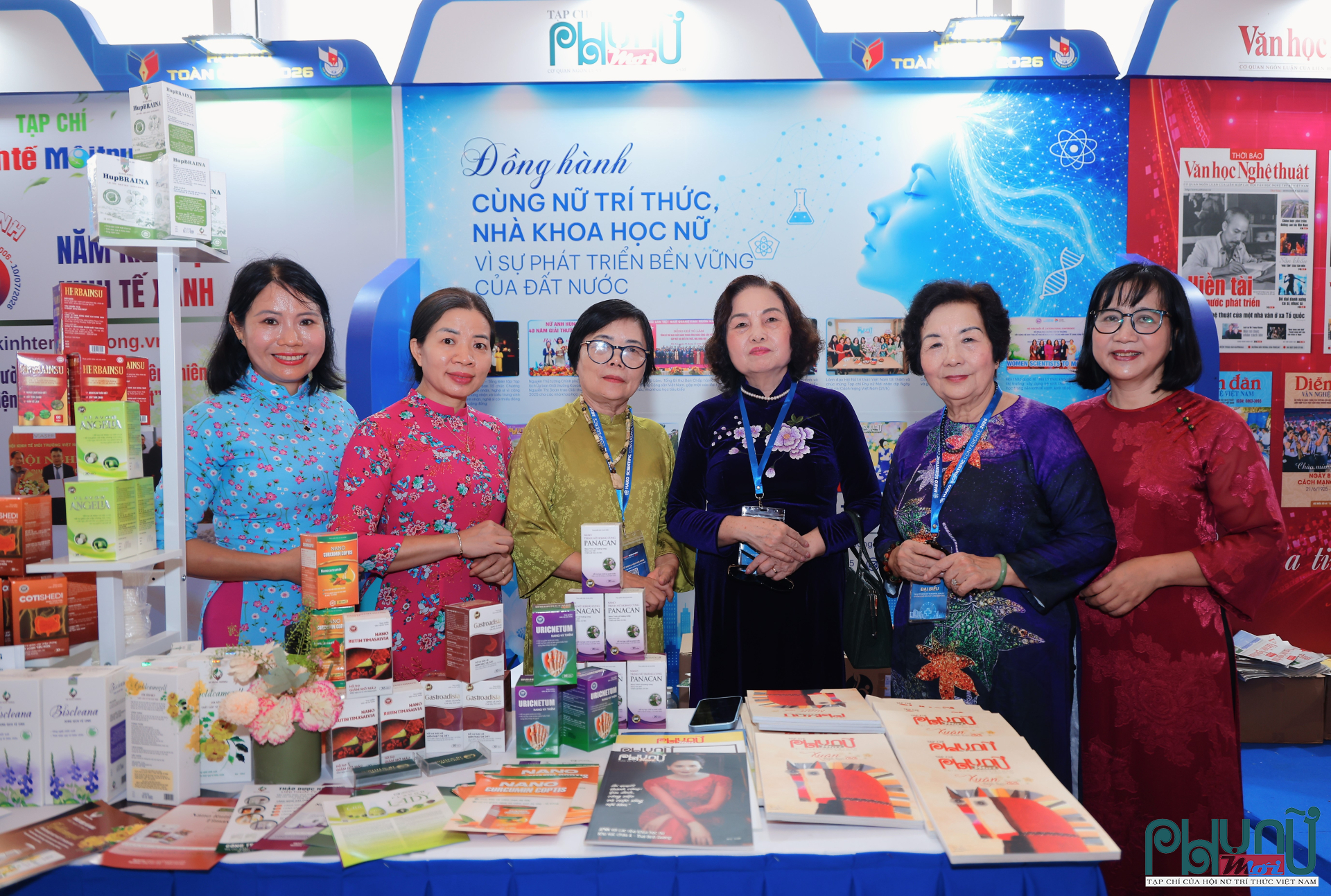 Lãnh đạo Hội chụp ảnh lưu niệm tại gian trưng bày của Tạp chí Phụ nữ Mới