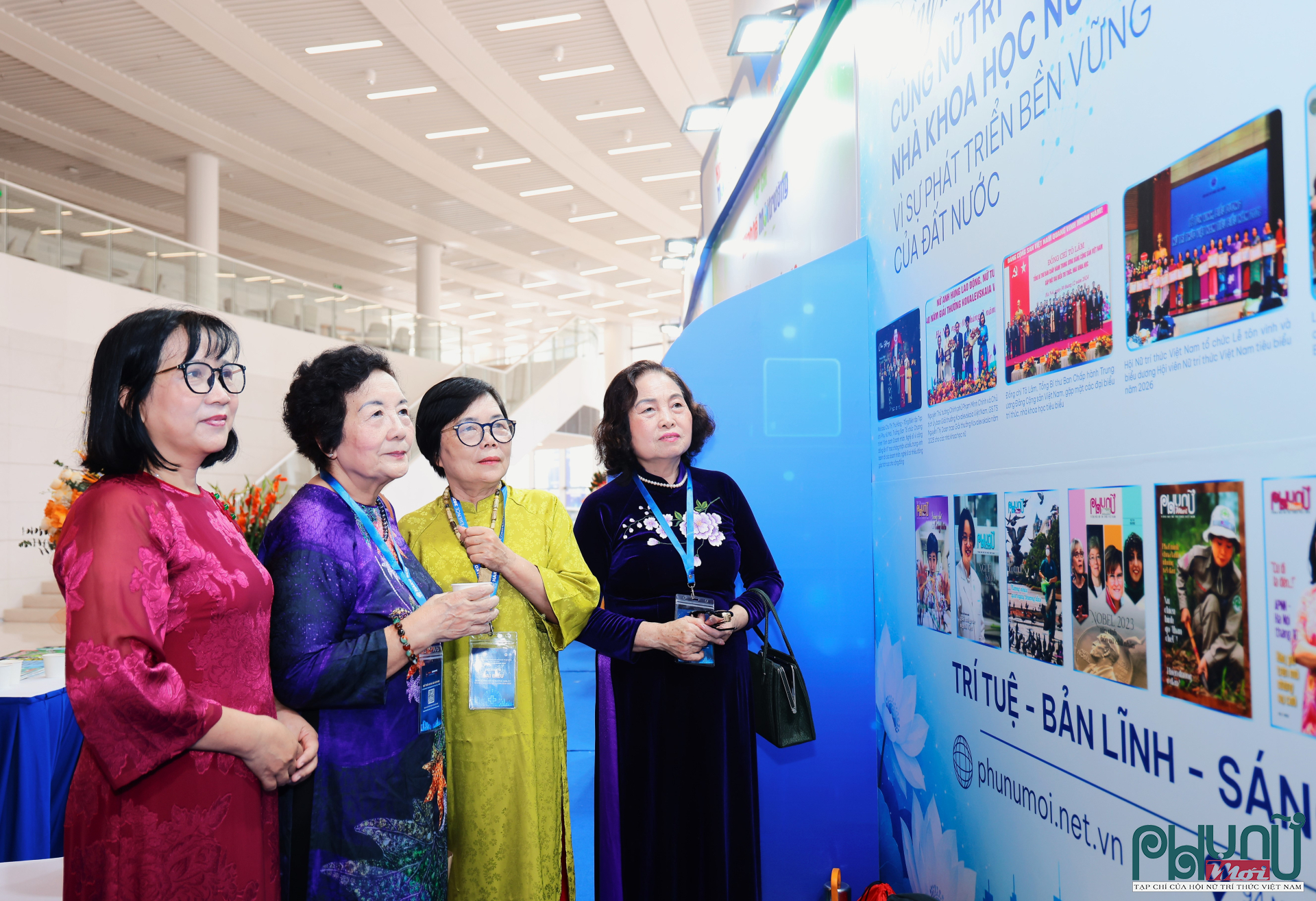 Lãnh đạo Hội Nữ trí thức Việt Nam thăm gian trưng bày của Tạp chí Phụ nữ Mới tại Hội Báo toàn quốc 2026
