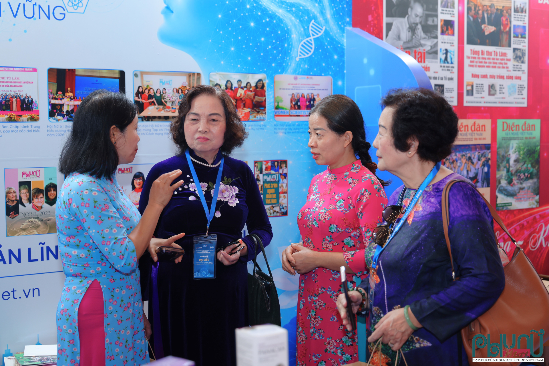 TS. Bà Thị Châm và TS. Nguyễn Thị Thúy Hường trao đổi, chia sẻ về hoạt động nghiên cứu khoa học cùng lãnh đạo Hội Nữ trí thức Việt Nam
