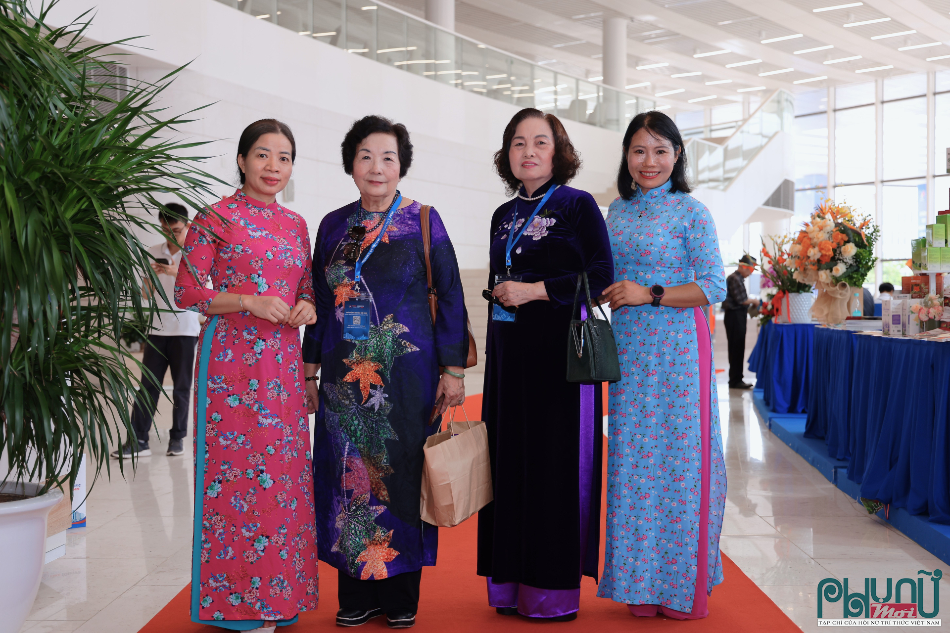 Lãnh đạo Hội Nữ trí thức Việt Nam chụp ảnh lưu biệm cùng 2 nhà khoa học Viện Hàn lâm Khoa học và Công nghệ Việt Nam: TS Bà Thị Châm (Viện Hóa học) và TS Nguyễn Thị Thúy Hường (Viện Sinh học).