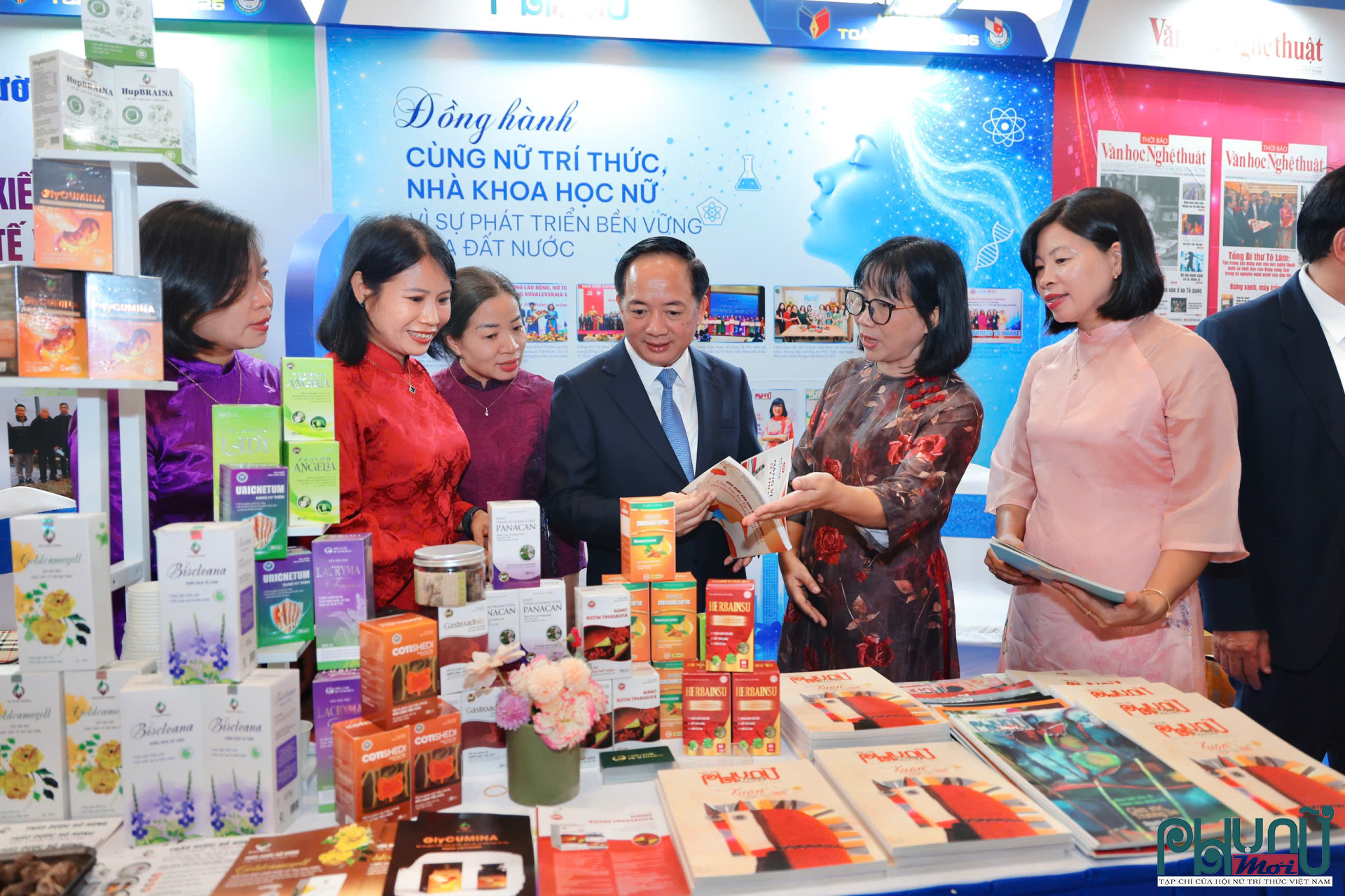 Nhà báo Chu Thị Thu Hằng, Tổng Biên Tập Tạp chí Phụ nữ Mới giới thiệu những sản phẩm nghiên cứu khoa học tiêu biểu tại gian trưng bày của Tạp chí Phụ nữ Mới với ông Trịnh Văn Quyết, Ủy viên Bộ Chính trị, Bí thư Trung ương Đảng, Trưởng Ban Tuyên giáo và Dân vận Trung ương, khi ông đến tham quan và tìm hiểu các hoạt động trưng bày trong khuôn khổ Hội Báo toàn quốc 2026.