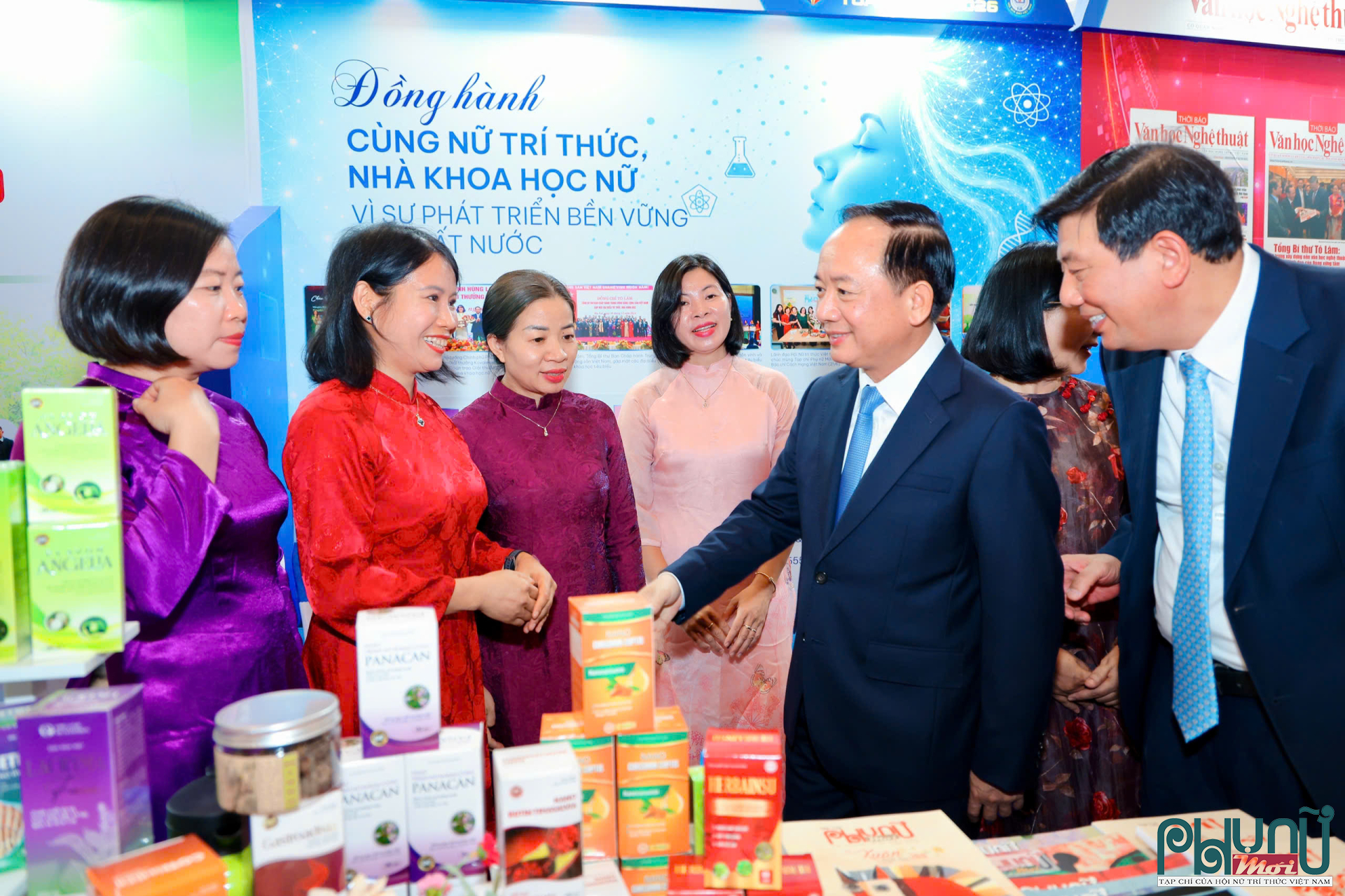 Ông Trịnh Văn Quyết, Ủy viên Bộ Chính trị, Bí thư Trung ương Đảng, Trưởng Ban Tuyên giáo và Dân vận Trung ương, đã đến tham quan gian trưng bày của Tạp chí Phụ nữ Mới tại Hội Báo toàn quốc 2026. Tại đây, ông dành thời gian thăm hỏi, trò chuyện với các nhà khoa học đang tham gia hoạt động giao lưu, đồng thời tìm hiểu về những kết quả nghiên cứu và sản phẩm khoa học được giới thiệu tại gian trưng bày.