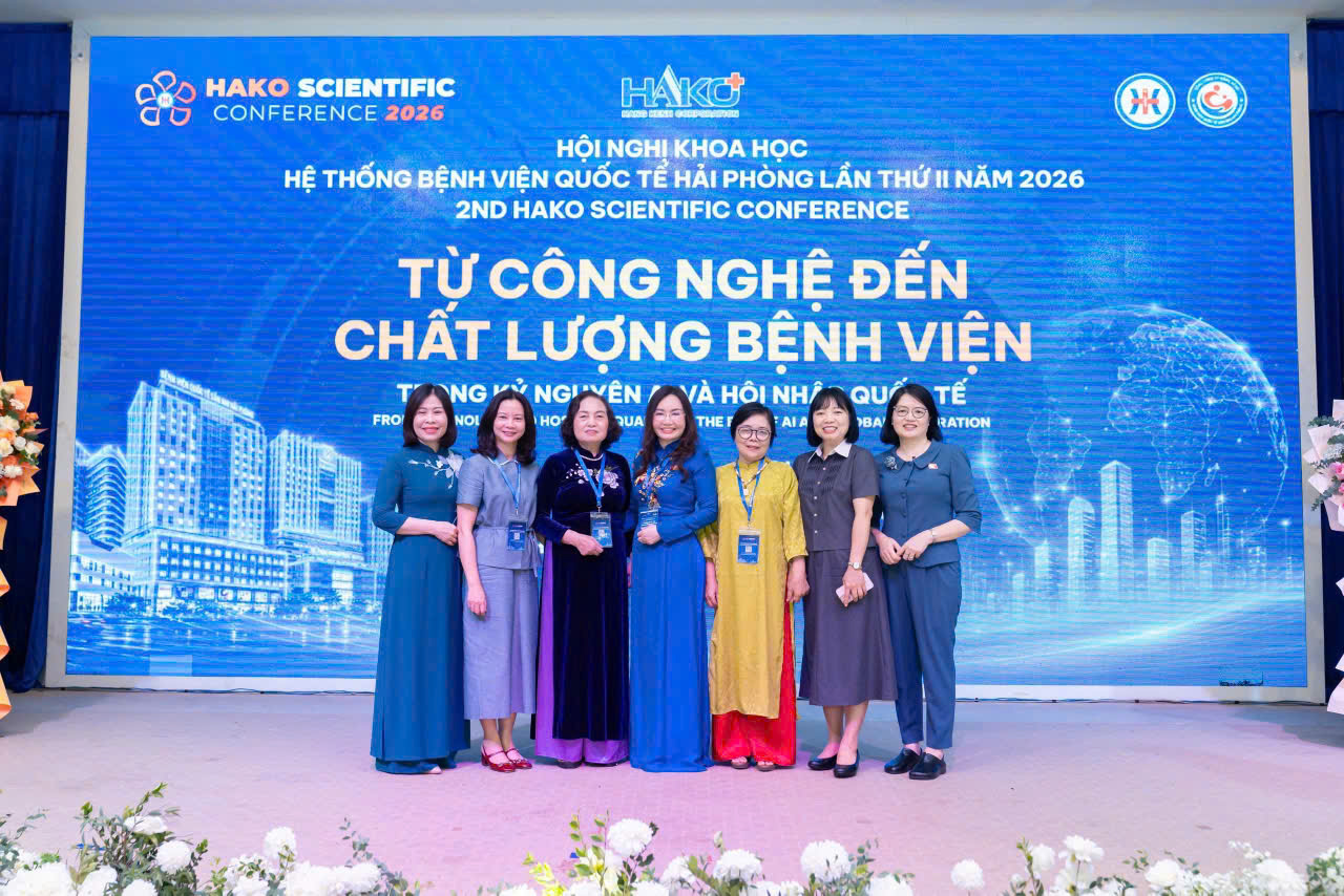 Lãnh đạo Lãnh đạo Hội Nữ trí thức Việt Nam chụp ảnh lưu niệm tại Hội nghị