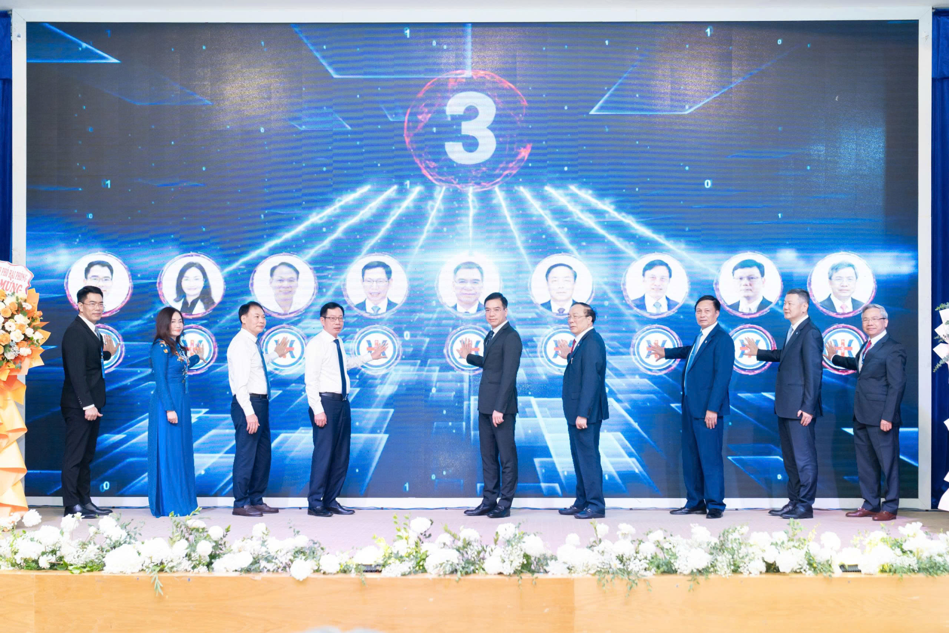 Các đại biểu thực hiện nghi thức khai trương Hệ thống thiết bị công nghệ cao ứng dụng AI, đánh dấu bước phát triển mới trong đầu tư công nghệ phục vụ công tác khám chữa bệnh.