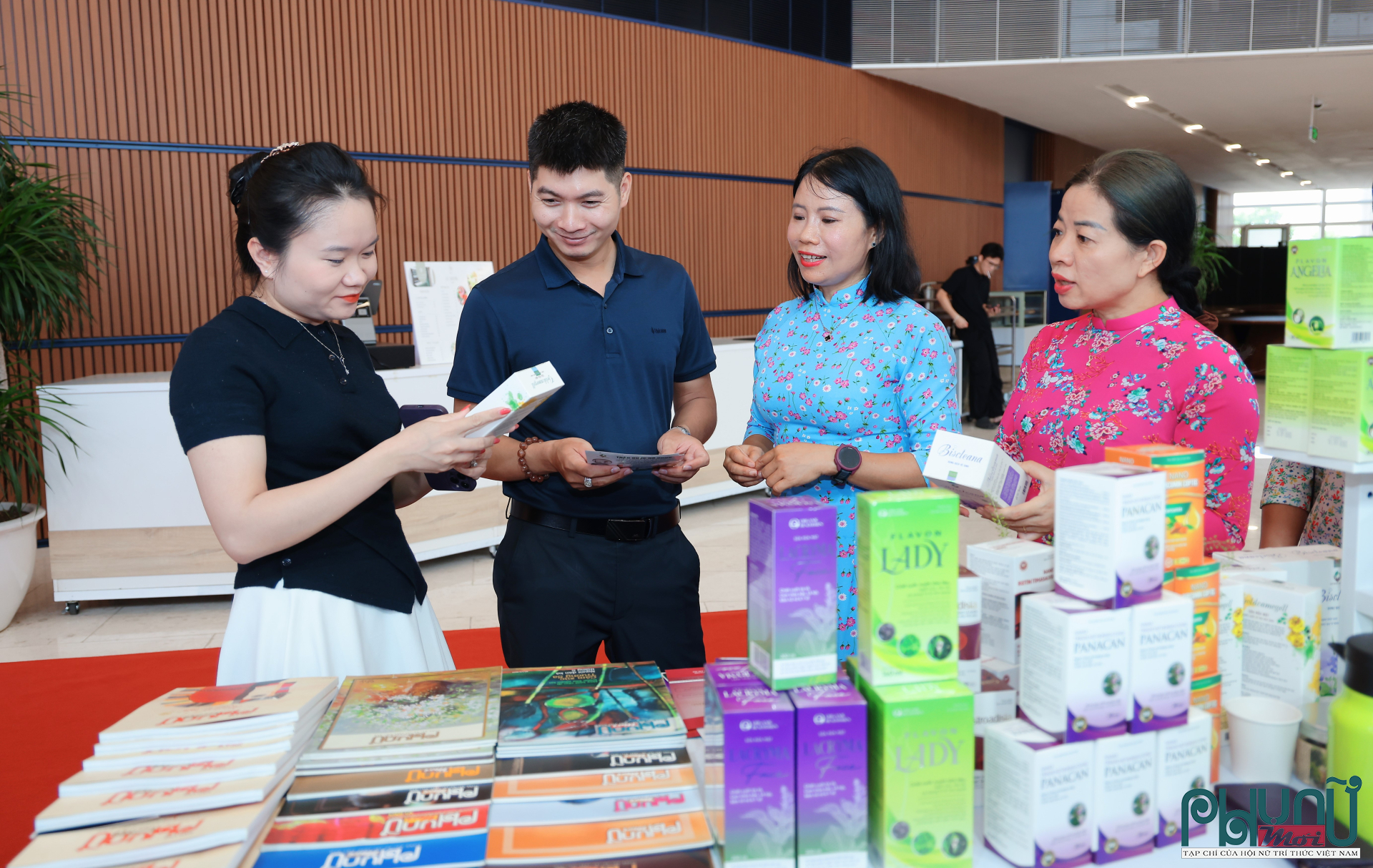 Nhiều sản phẩm nghiên cứu khoa học được hai nhà khoa học đến từ Viện Hàn lâm Khoa học và Công nghệ Việt Nam gồm TS. Bà Thị Châm và TS. Nguyễn Thị Thúy Hường giới thiệu trực quan, tạo điều kiện để khách tham quan quan sát, tìm hiểu và trải nghiệm