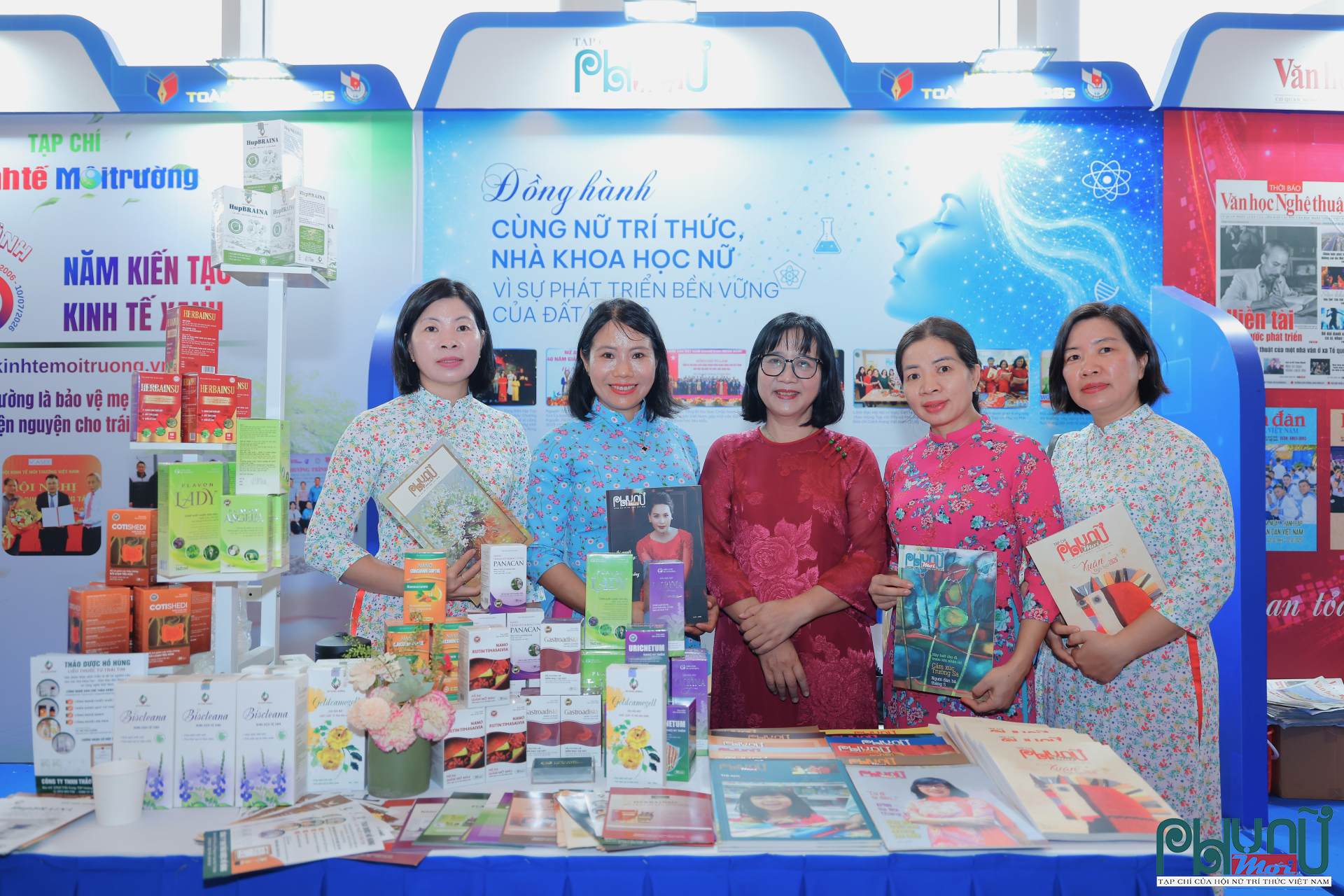 Điểm nhấn nổi bật của gian trưng bày Tạp chí Phụ nữ Mới là sự tham gia giao lưu của hai nhà khoa học đến từ Viện Hàn lâm Khoa học và Công nghệ Việt Nam gồm TS. Bà Thị Châm, công tác tại Viện Hóa học, và TS. Nguyễn Thị Thúy Hường, công tác tại Viện Sinh học.