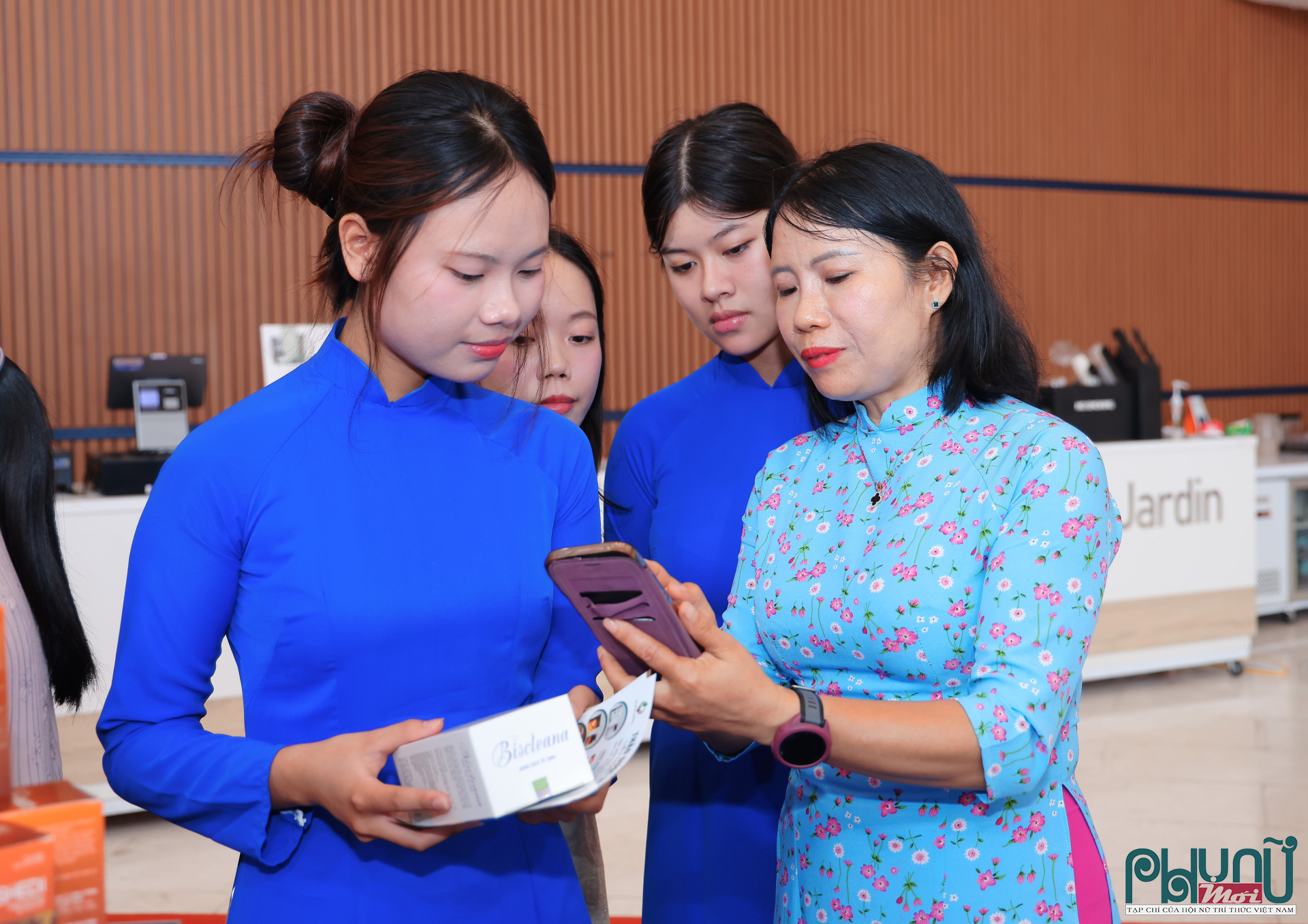 Khi nhà khoa học bước ra từ trang báo