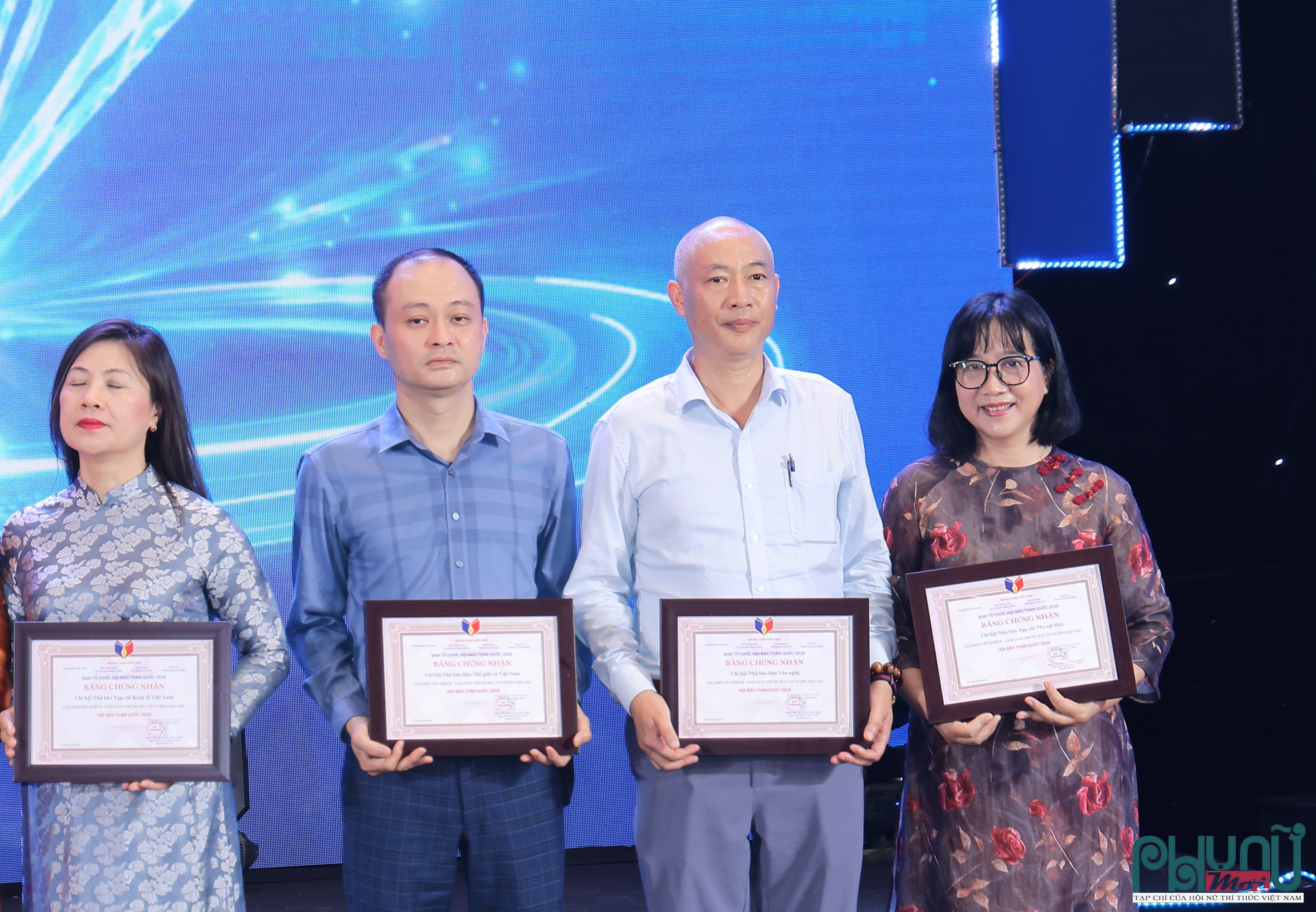 Nhà báo Chu Thu Hằng (Bên phải đeo kính) Tổng biên tập Tạp chí Phụ nữ Mới, nhận Giải Khuyến khích “Gian trưng bày ấn tượng đặc sắc”
