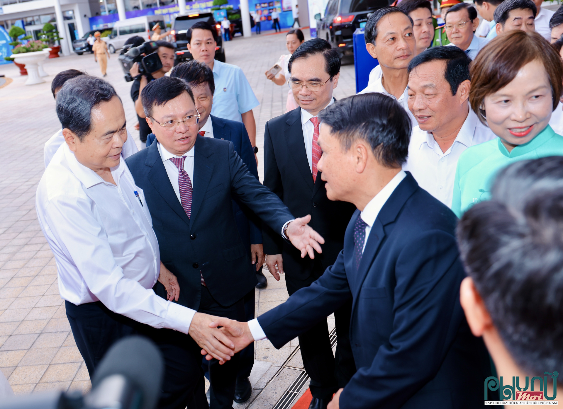 Chủ tịch Quốc hội Trần Thanh Mẫn tham quan không gian trưng bày tại Hội Báo toàn quốc 2026. Sự kiện là một trong những hoạt động trọng tâm nhân kỷ niệm 101 năm Ngày Báo chí Cách mạng Việt Nam (21/6/1925 - 21/6/2026).